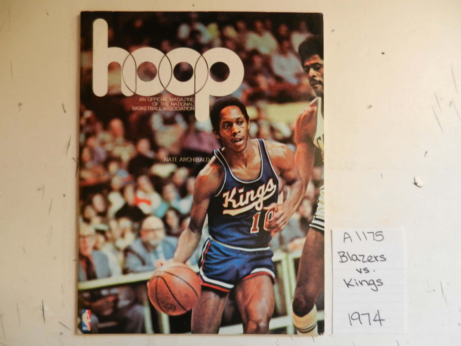 1974年NBA雜誌封面，展示Nate Archibald為國王隊打籃球。