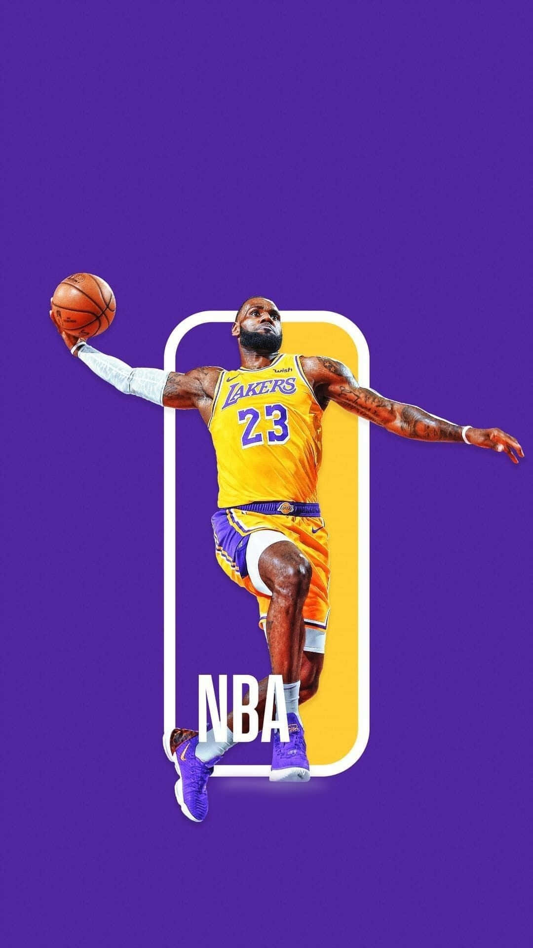勒布朗·詹姆斯 NBA湖人隊 iPhone 壁紙 — 勒邦占士身穿湖人球衣在空中持籃球，背景為充滿活力的紫色並帶有NBA標誌。