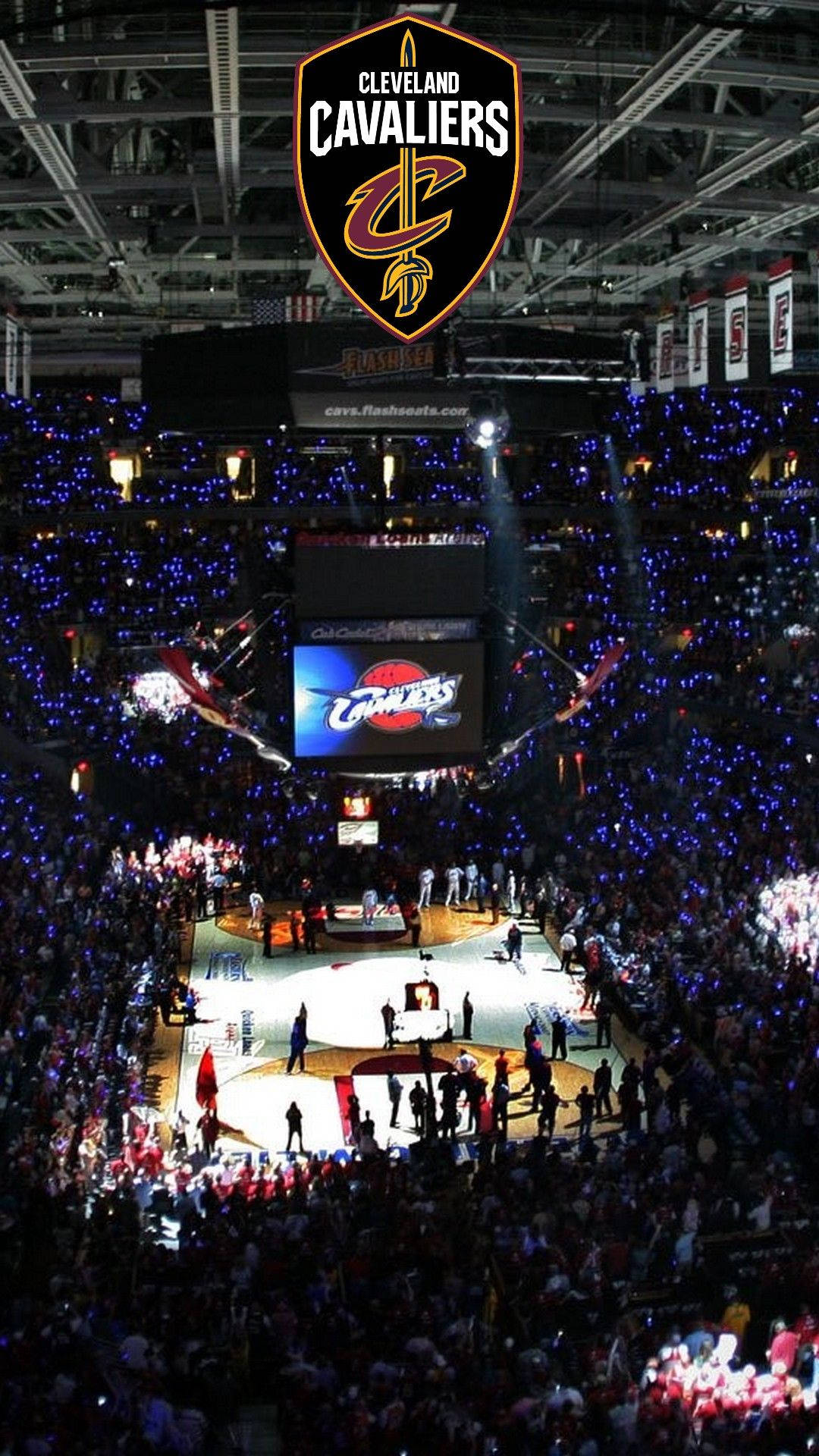 NBA iPhone 克里夫蘭騎士隊籃球賽 壁紙 — 一個擠滿人的籃球場閃爍著藍色燈光，球迷在克里夫蘭騎士隊標誌下歡呼。