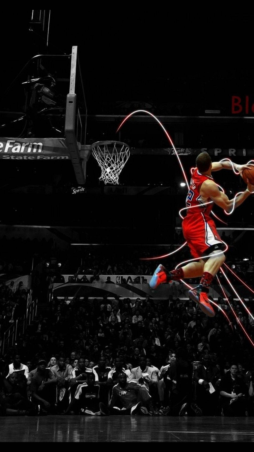NBA iPhone 布萊克·格里芬 洛杉磯快艇隊 32號 壁紙 — 一名身穿紅色球衣的籃球運動員在黑暗的競技場背景下高高躍起灌籃，帶有發光的運動軌跡。