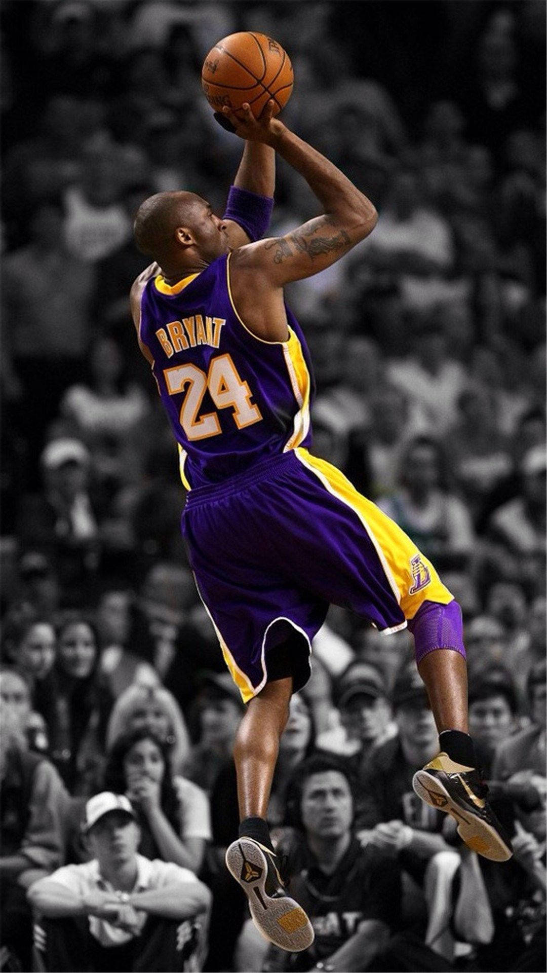 NBA iPhone 科比·布萊恩特 洛杉磯湖人隊投籃 壁紙 — 身穿紫金色湖人球衣的高比拜仁在半空中跳起投籃，背景是模糊的人群。