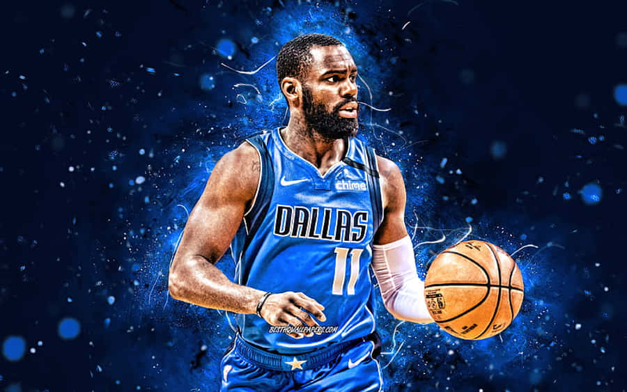 NBA職業球員提姆·哈達威 Jr. 壁紙 — 一名身穿藍色達拉斯球衣的籃球運動員，在帶有發光粒子的動態電光藍色背景前運球。