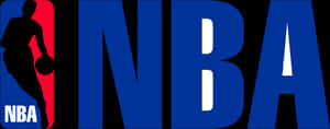 NBA經典標誌設計 壁紙 — 大膽的藍色NBA標誌，黑色背景上有一個紅色剪影的籃球運動員拿著球。