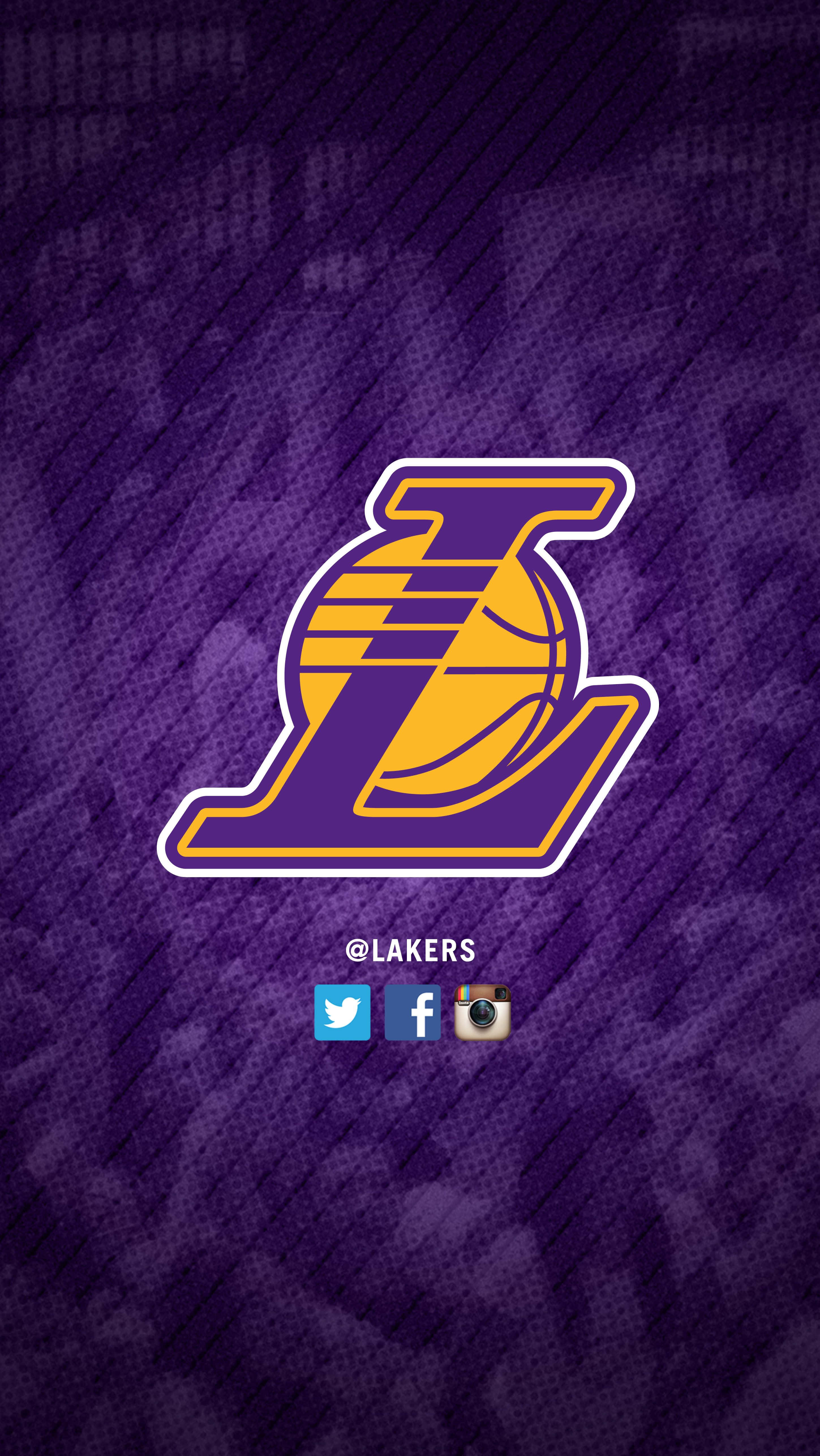 投入比賽吧！推出 NBA Phone 壁紙 — 一個大膽的紫金色洛杉磯湖人隊標誌，居中在帶紋理的紫色背景上，下方有社交媒體圖標。