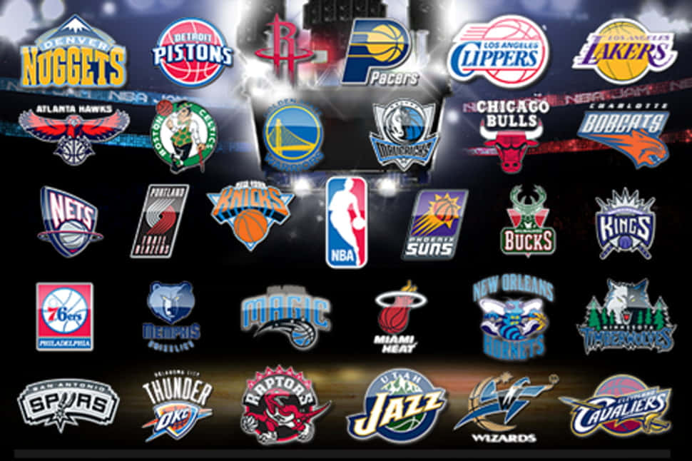 NBA標誌與球隊標誌 壁紙 — 一個動態拼貼畫，NBA球隊標誌在黑暗的體育場背景下發光，帶有戲劇性的燈光效果。