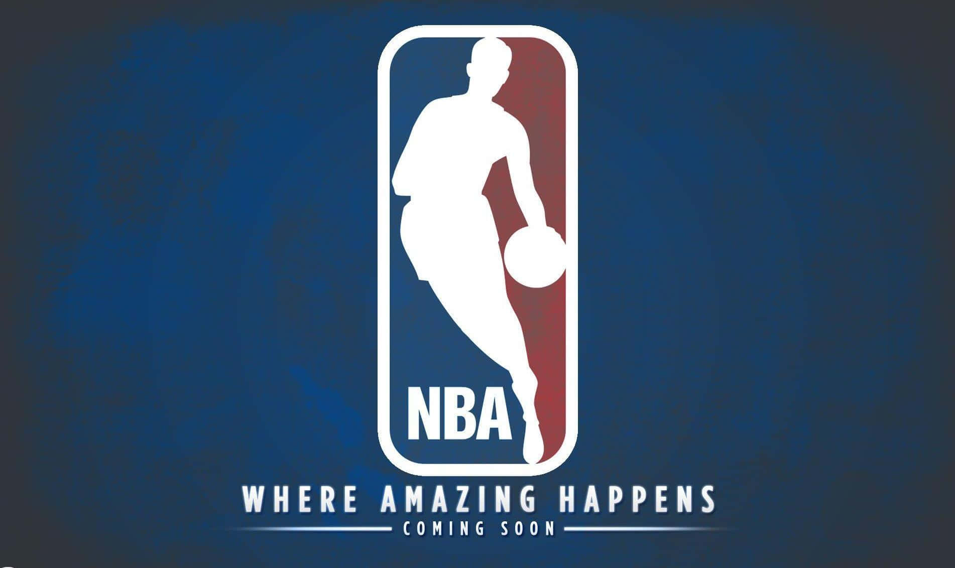 領導職業籃球潮流——NBA！ 壁紙 — 白色剪影的籃球運動員在藍紅漸變背景上運球，附有NBA標誌和標語。