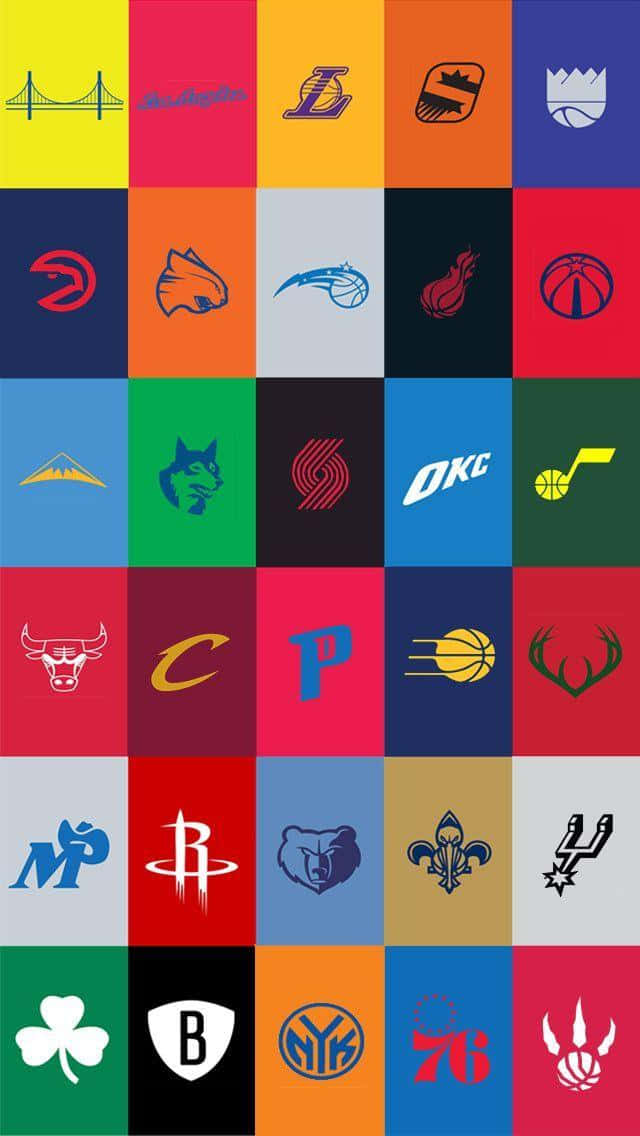 NBA球隊標誌向量拼貼 壁紙 — 一個充滿活力的NBA球隊標誌網格，每個標誌都放在大膽的純色背景上。