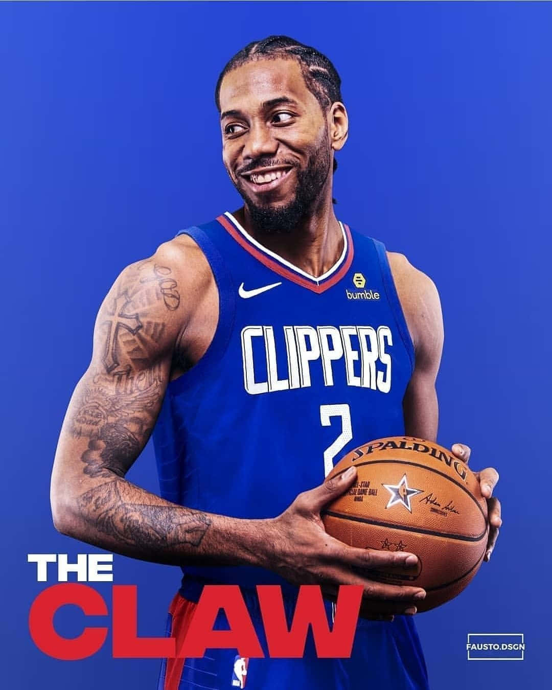 洛杉磯快艇隊NBA球星科懷·倫納德肖像 壁紙 — 一位微笑的籃球運動員身穿藍色快艇隊球衣，手持斯伯丁籃球，背景為純藍色，並有粗體紅色文字寫著「THE CLAW」。