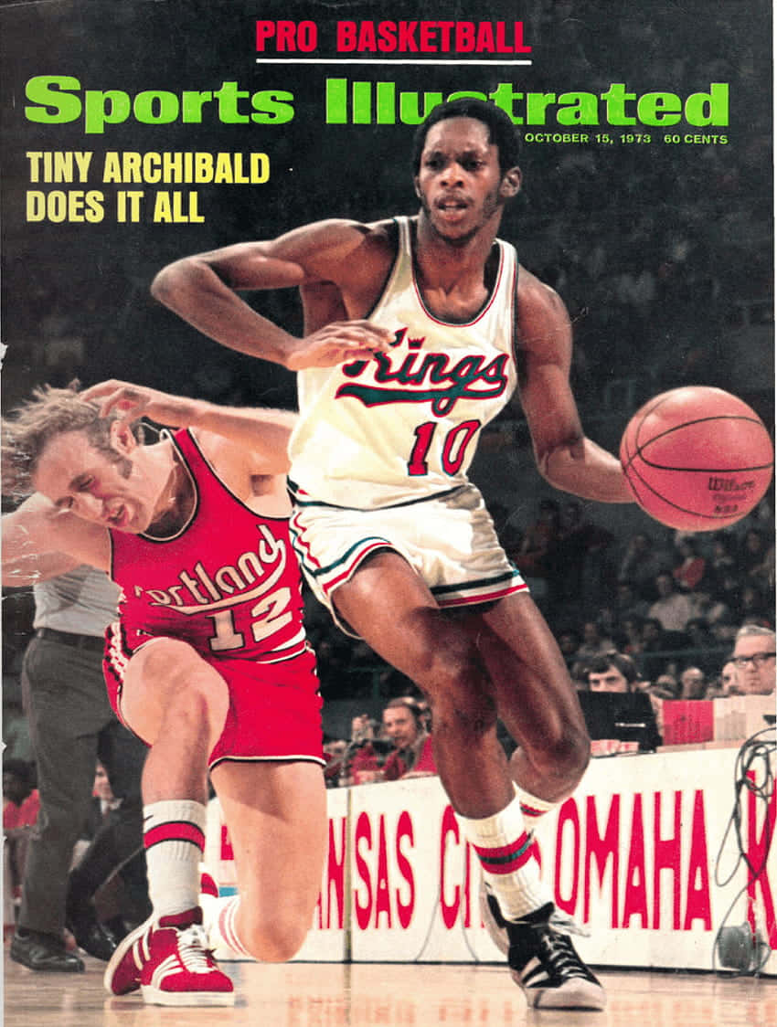 NBA Sports Illustrated封面：內特·阿奇巴爾德 壁紙 — 1973年《體育畫報》的動態封面顯示，國王隊的Tiny Archibald在緊張的籃球比賽中運球越過波特蘭拓荒者隊的防守球員。