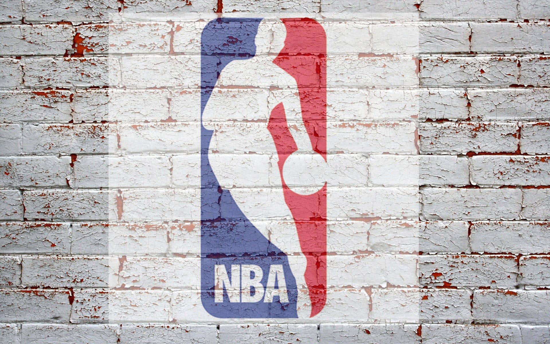 磚牆上的NBA標誌塗鴉 壁紙 — NBA標誌以鮮明的紅、藍、白色繪製在風化的白色磚牆上，油漆剝落。