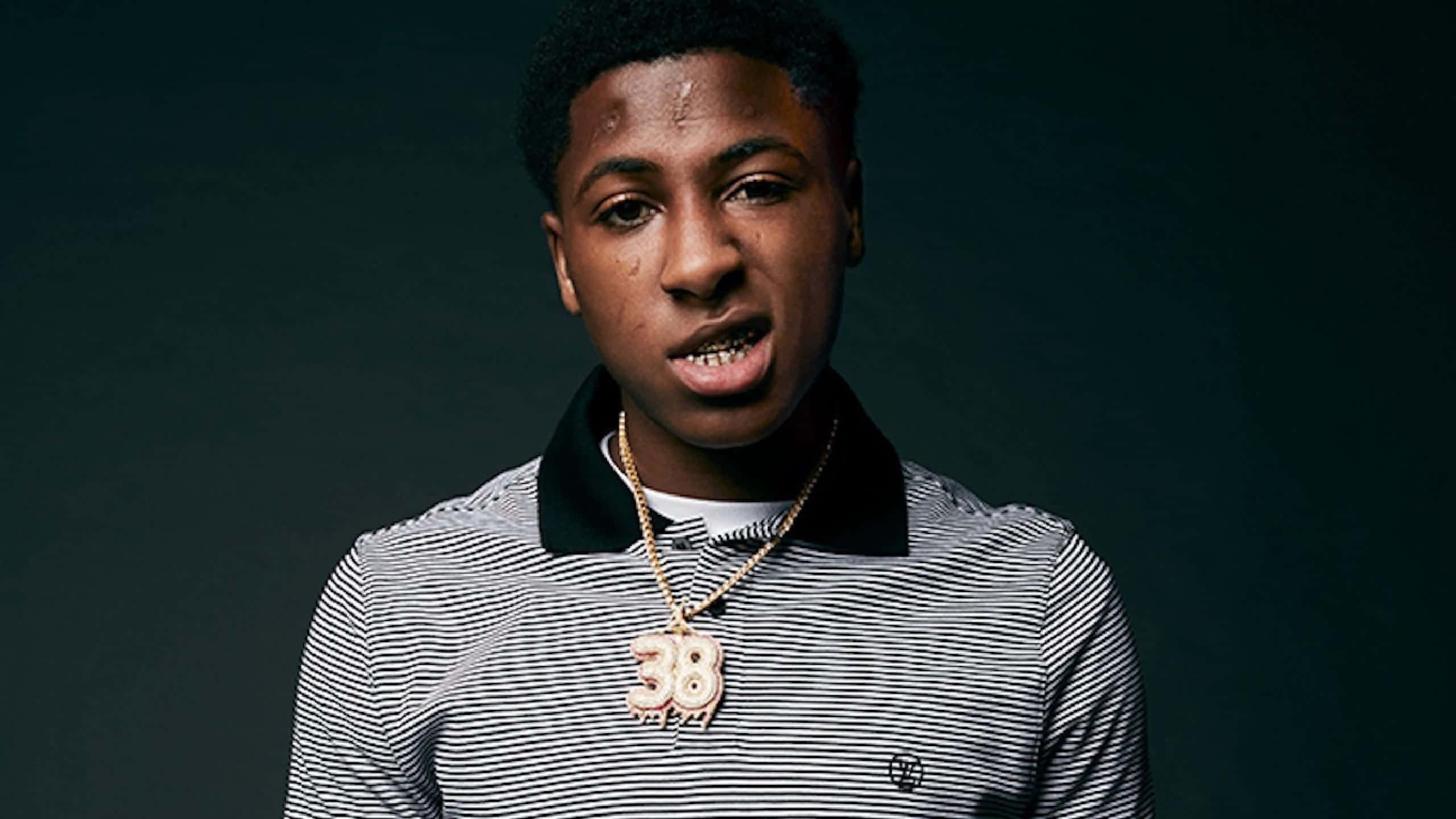 NBA YoungBoy 神情堅定地邁步前進 壁紙