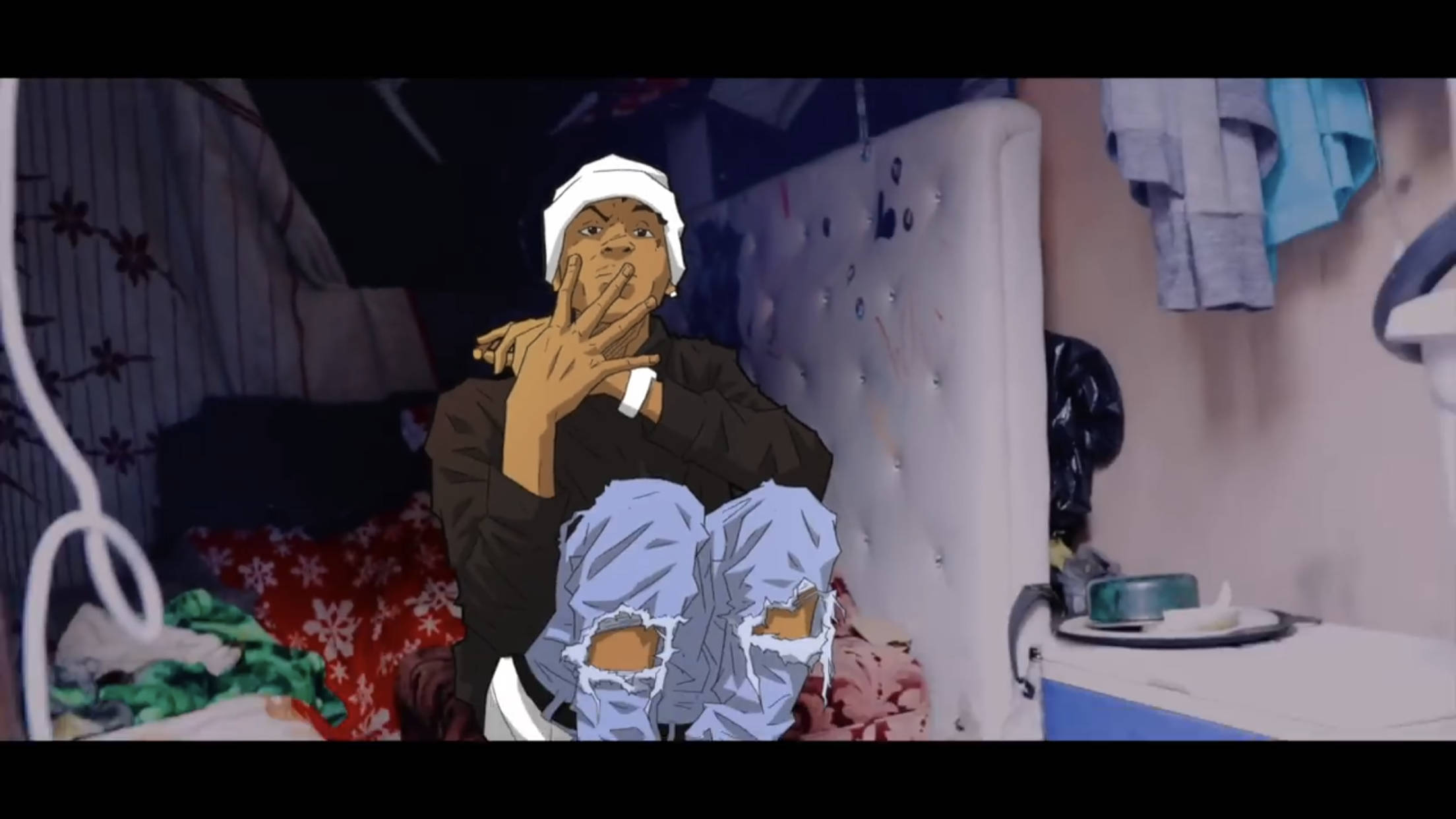 NBA Youngboy 展現專注神情 壁紙 — 一個戴白色冷帽、穿破爛牛仔褲的年輕男子，若有所思地坐在雜亂臥室裡一張亂糟糟的床上。