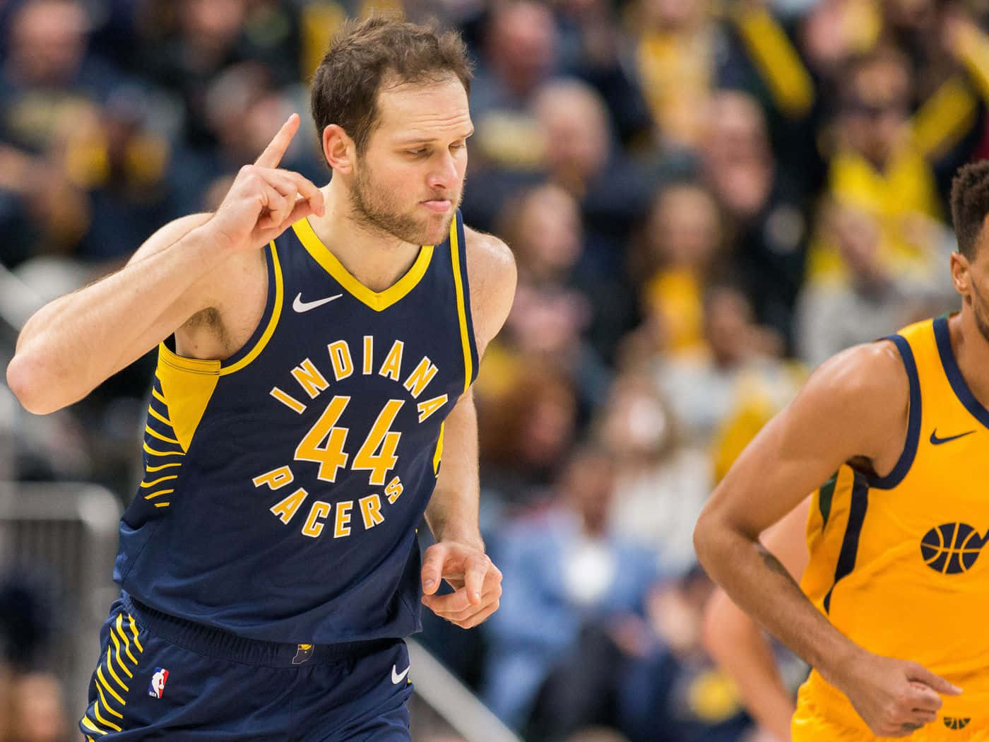 NBA 印第安納步行者隊 波揚·博格丹諾維奇 壁紙 — 印第安納溜馬隊44號球員在籃球比賽中激動地做手勢，背景是模糊的人群。