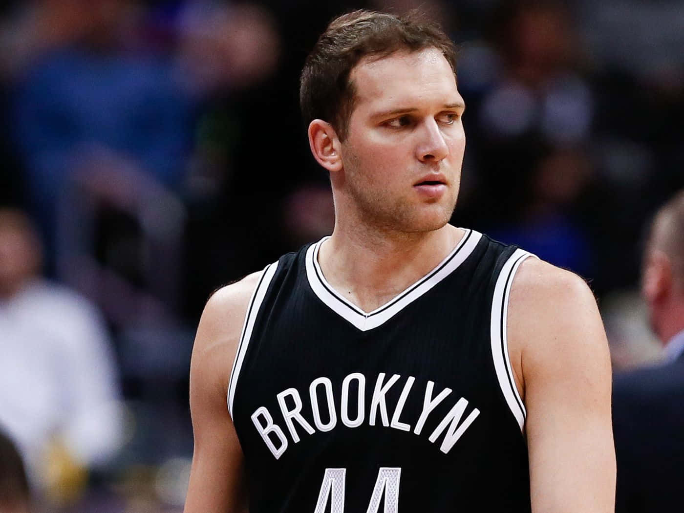 NBA 布魯克林籃網隊 波揚·博格丹諾維奇 壁紙 — 一位專注的籃球運動員身穿黑色布魯克林球衣，背號44，在比賽中站在球場上。