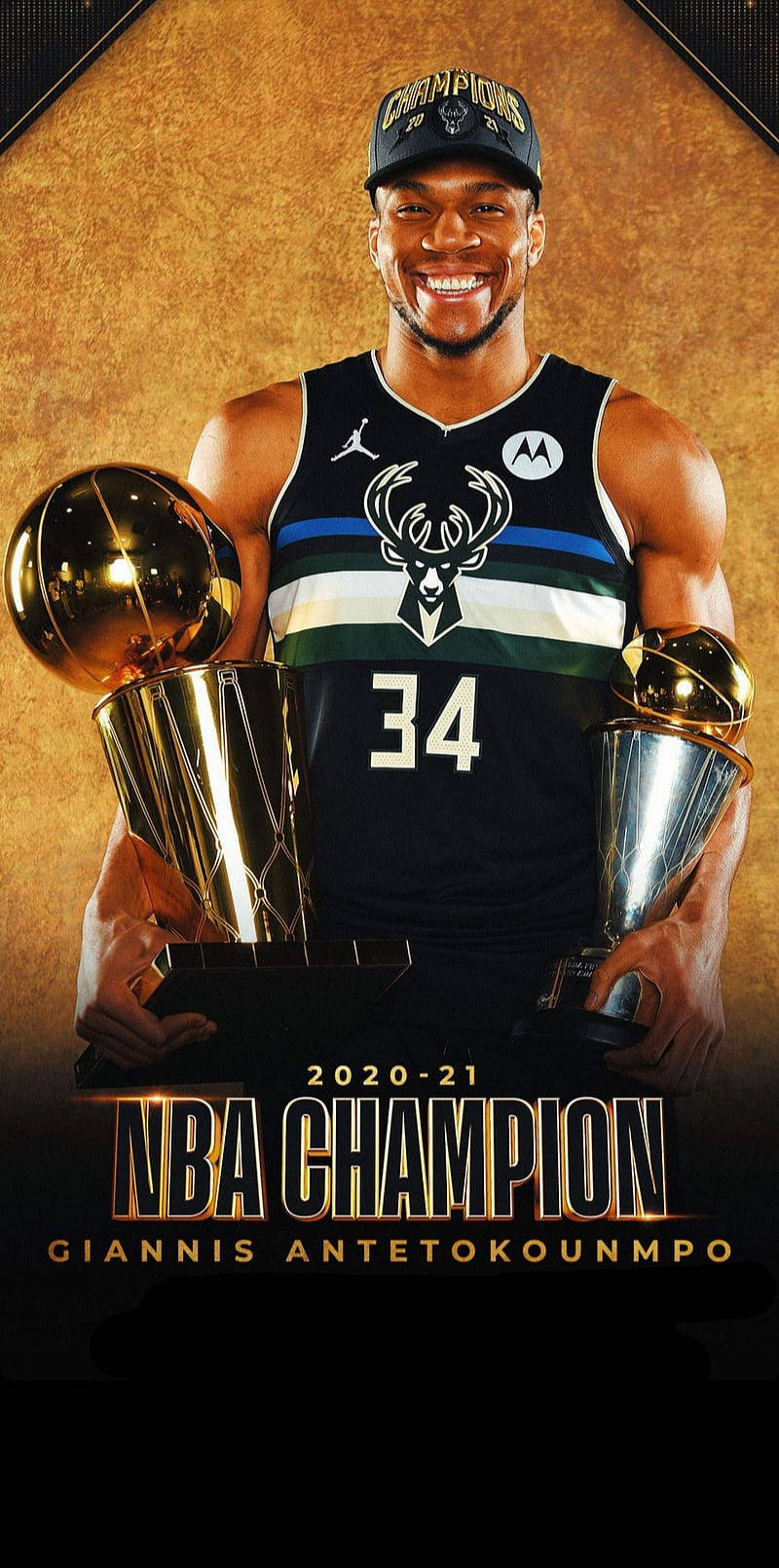 Giannis Antetokounmpo 身穿球衣手持NBA冠軍獎盃。