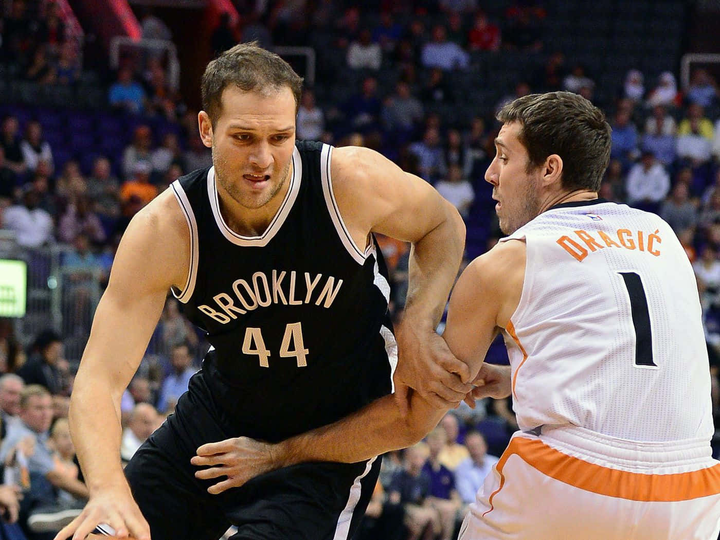 NBA 波揚·博格丹諾維奇與戈蘭·德拉季奇 壁紙 — 兩名籃球運動員在比賽中激烈競爭，一人身穿黑色布魯克林球衣44號，另一人身穿白色球衣，上面有Dragic和1號。