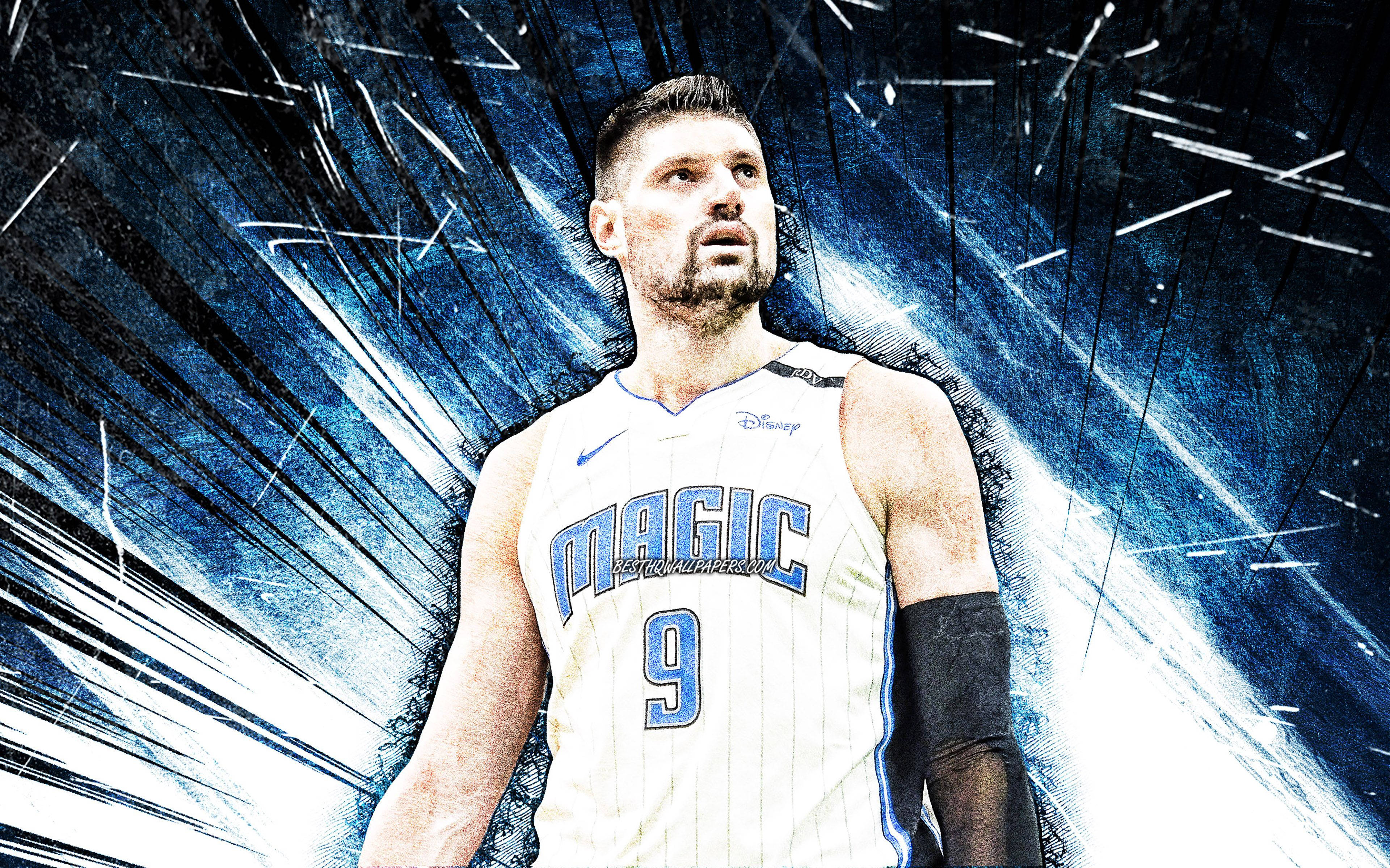 NBA 球員尼古拉·武切維奇奧蘭多魔術隊藝術畫 壁紙 — 一名身穿魔術隊球衣的籃球運動員站在動態的藍白條紋背景前。