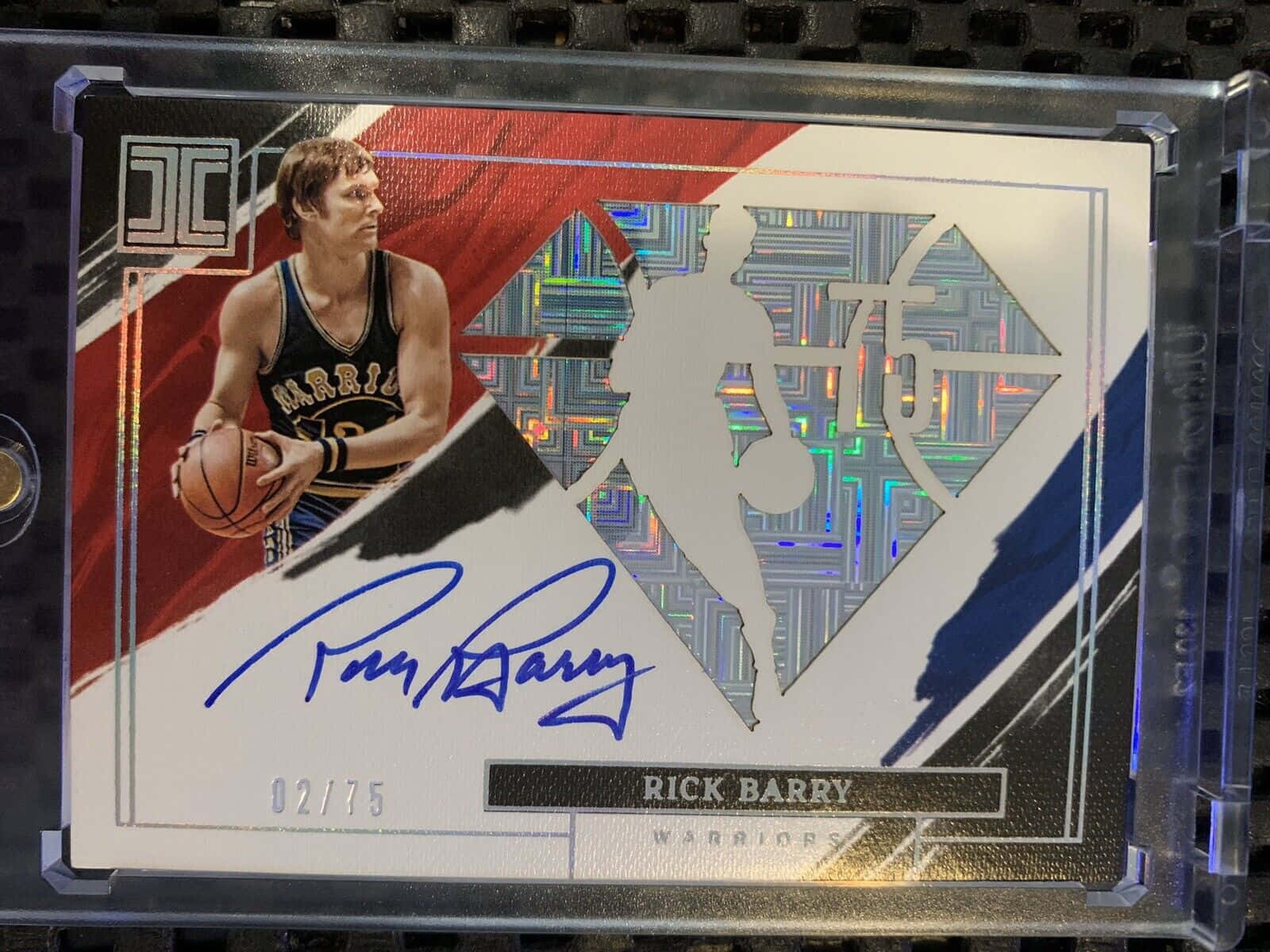 NBA 瑞克·巴里交易卡 壁紙 — 一張簽名嘅 Rick Barry 籃球交易卡，放在透明保護盒內，帶有全息箔片同球員剪影。