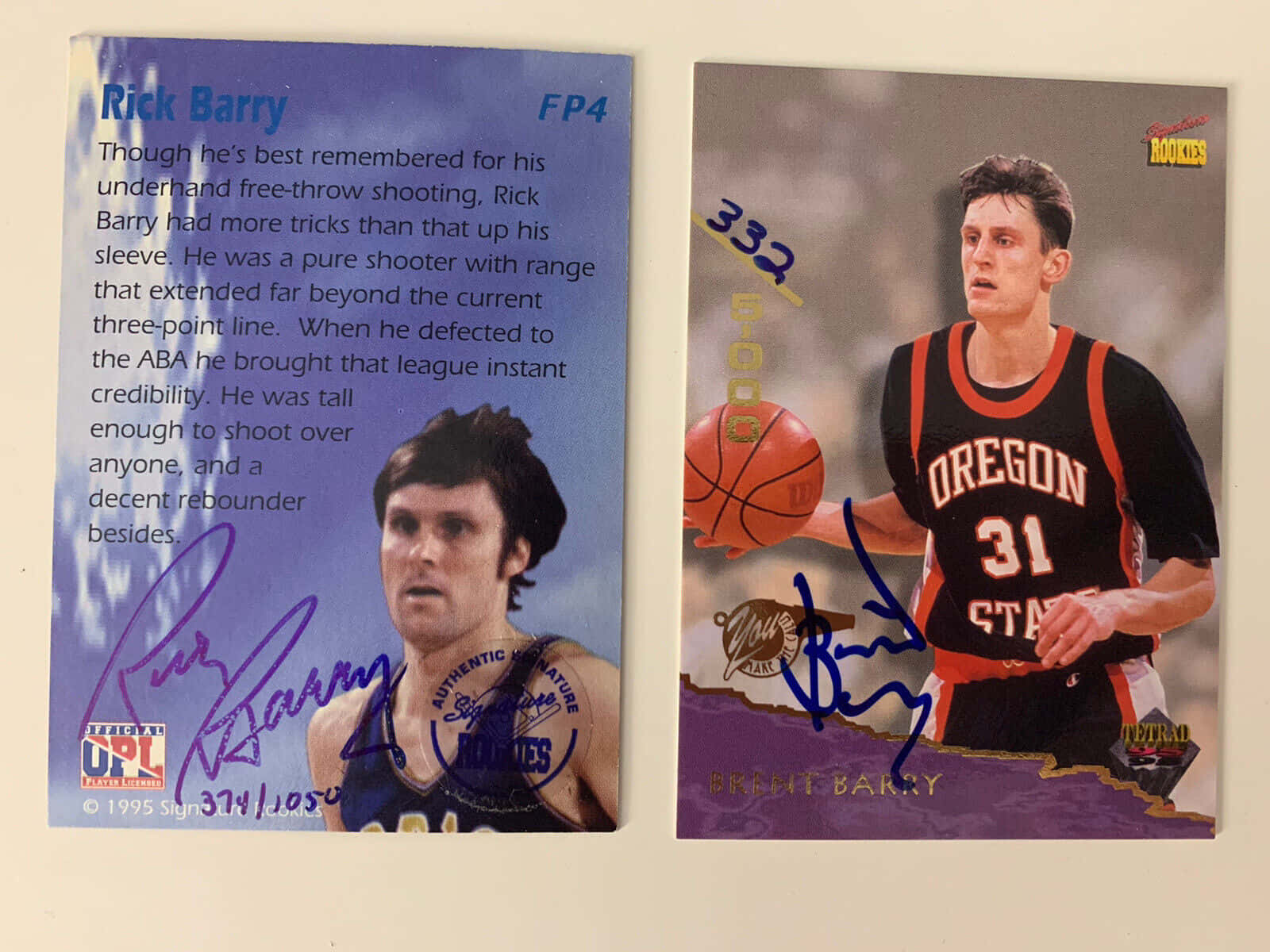 NBA 瑞克·巴里與布倫特·巴里交易卡 壁紙 — 兩張簽名嘅 Rick Barry 籃球球星卡並排展示喺平滑嘅表面上。