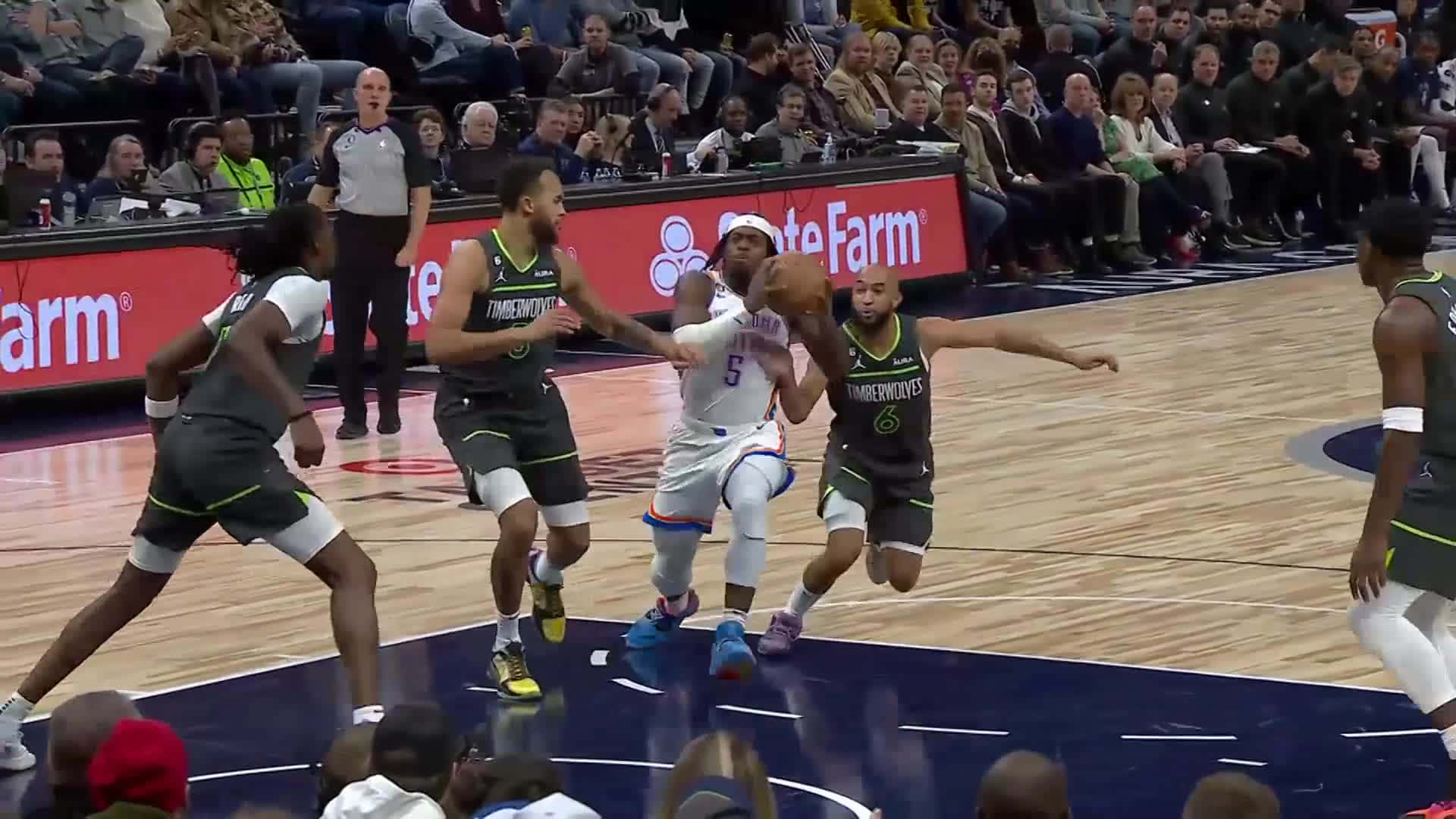 NBA 諾倫·道特 對戰明尼蘇達灰狼隊 壁紙 — 一名身穿白色球衣的籃球運動員在激烈的比賽中運球，同時被兩名身穿深綠色球衣的對手緊密防守。