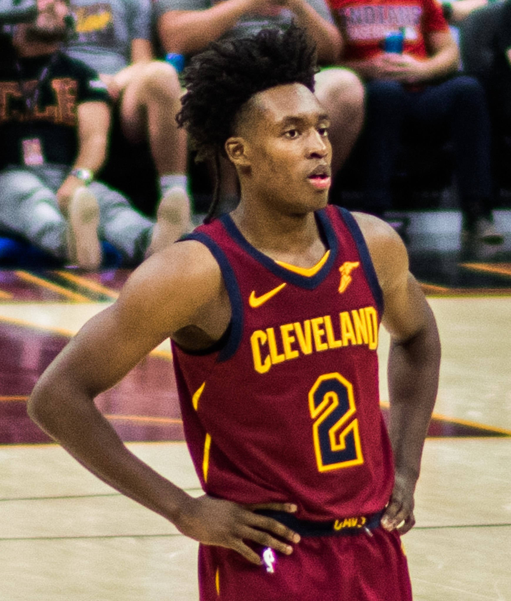 NBA聯賽2號科林·塞克森 壁紙 — 一位專注的籃球運動員身穿栗色克里夫蘭球衣，背號二號，雙手叉腰站在球場上。