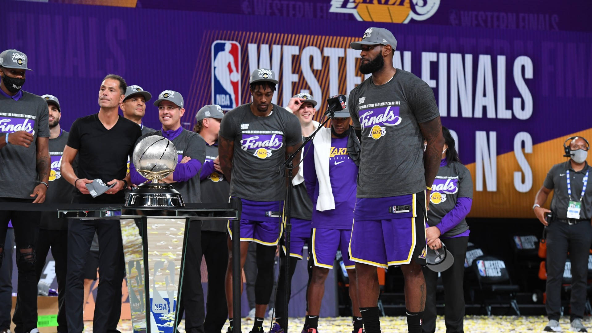 NBA總決賽2020頒獎典禮 壁紙 — 洛杉磯湖人隊的球員和工作人員在灑滿五彩紙屑的球場上莊嚴地圍繞著西岸決賽獎盃。