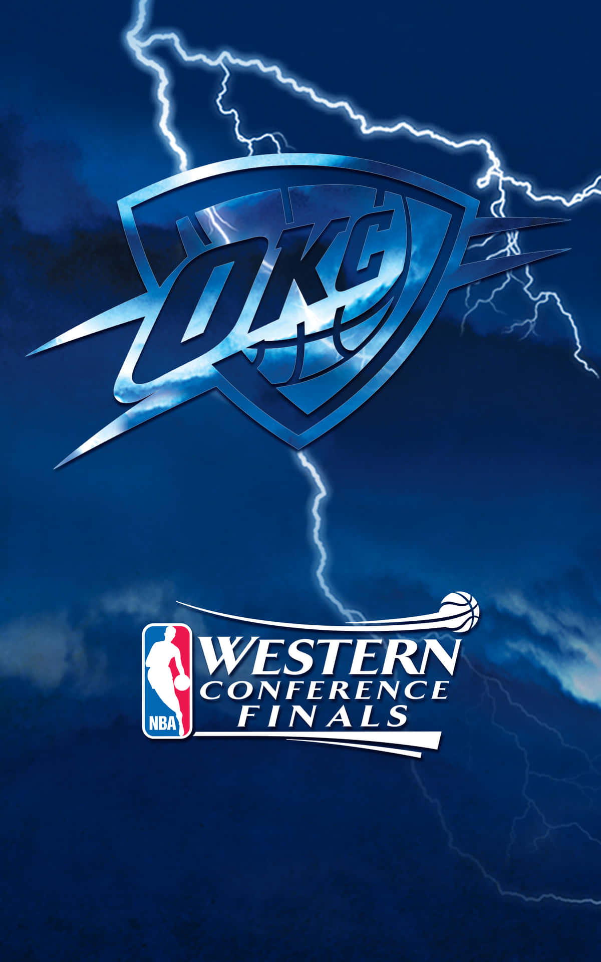 NBA俄克拉荷馬城雷霆隊西部決賽標誌 壁紙 — 在NBA西岸決賽期間，一個金屬藍色的奧克拉荷馬城雷霆標誌在暴風雨的天空中閃爍，伴隨著閃電。