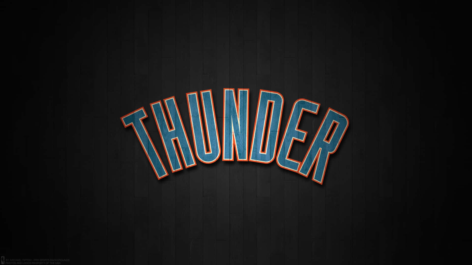 NBA俄克拉荷馬城雷霆隊隊名 壁紙 — 大膽的藍色和橙色「THUNDER」標誌呈拱形，襯托深色木板背景。