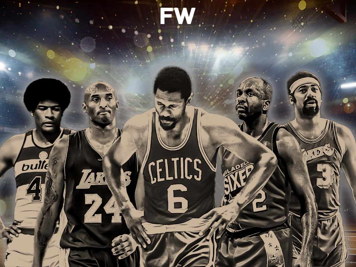 NBA傳奇球星韋斯·安斯利與MVP 壁紙 — 五位身穿復古球衣的傳奇籃球運動員，在戲劇性的體育場聚光燈下，背景是宇宙散景效果。