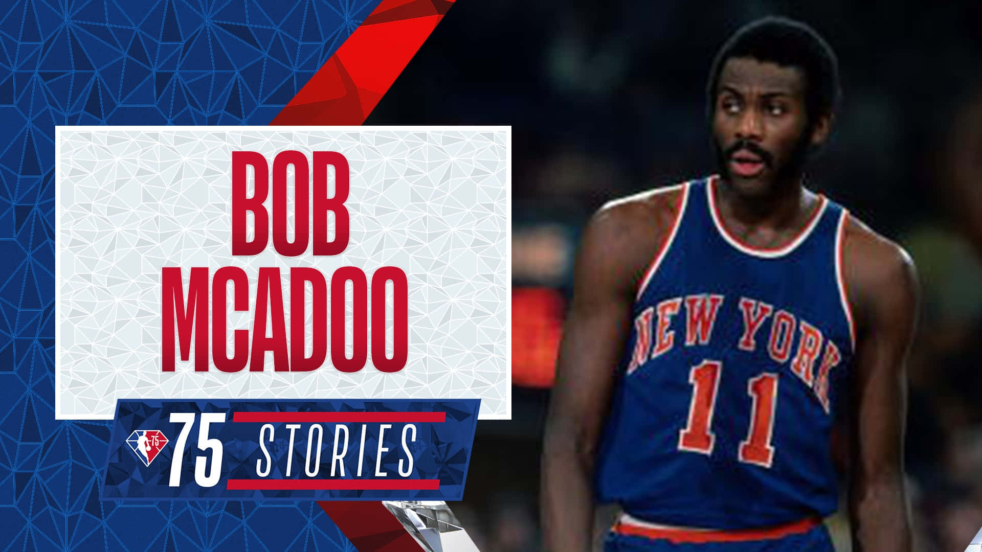 NBA傳奇球星鮑勃·麥卡杜 NBA 75週年紀念專題 壁紙 — Bob McAdoo 身穿紐約人球衣，站在幾何藍紅背景前，帶有 '75 Stories' 文字疊加。