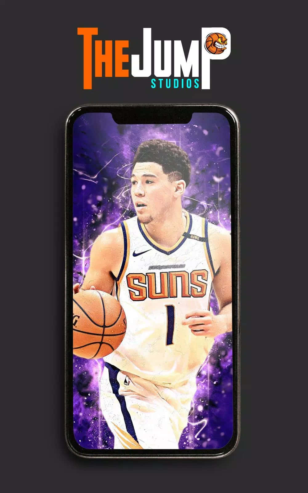 NBA全明星德文·布克展現他的iPhone 壁紙 — 一名身穿太陽隊球衣的籃球運動員在智能手機屏幕上，手持籃球，背景是充滿活力的紫色宇宙背景。
