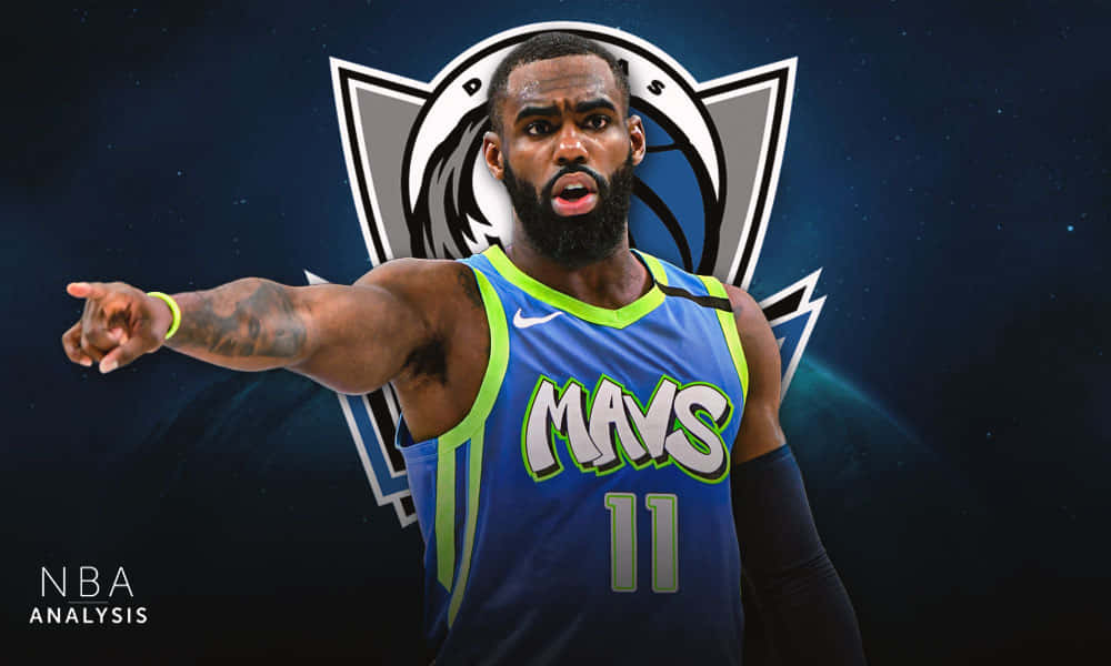 身穿達拉斯獨行俠球衣的NBA球員在星空背景下向前指著。