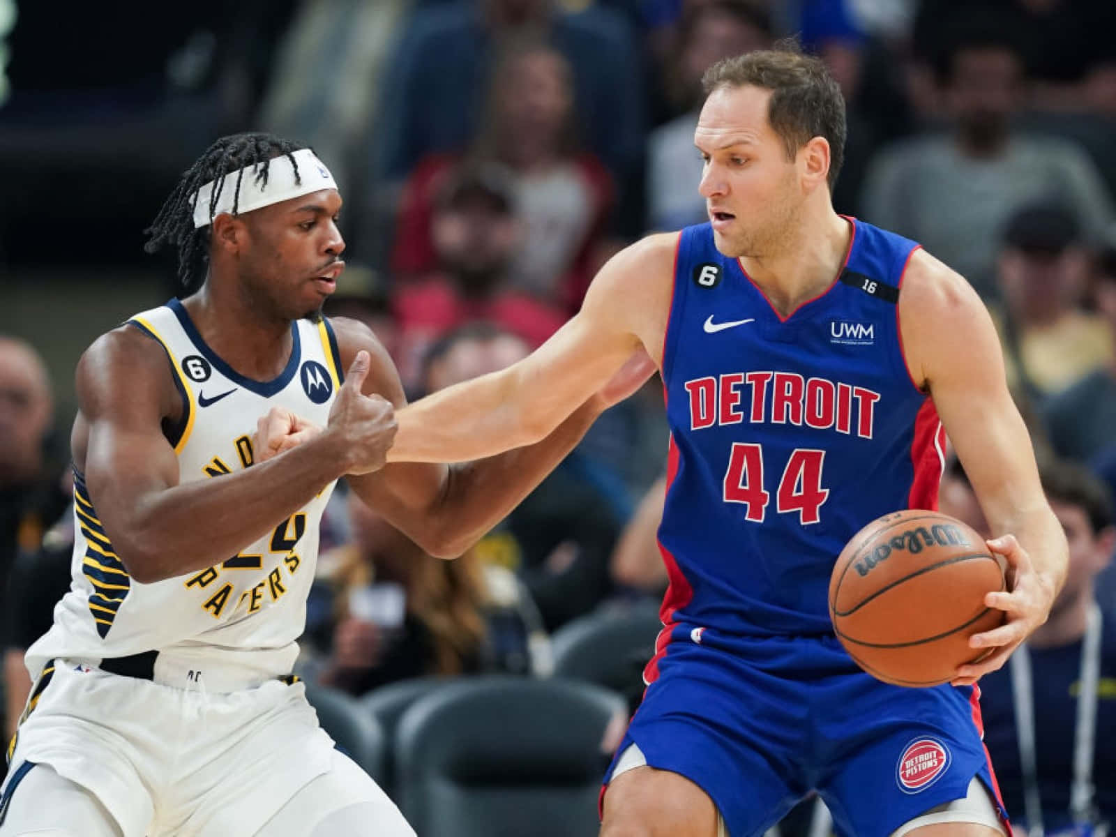 NBA博揚·博格達諾維奇對陣巴迪·希爾德 壁紙 — 兩名籃球運動員在比賽中激烈競爭，一名身穿藍色底特律球衣運球，另一名身穿白色球衣緊密防守。