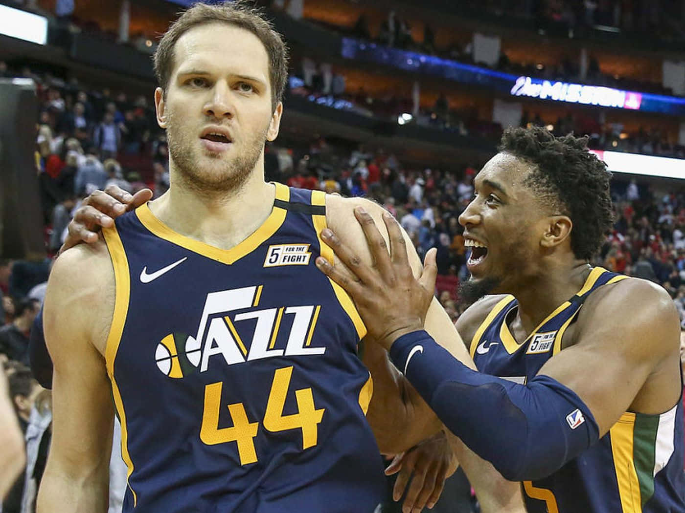NBA博揚·博格達諾維奇與多諾萬·米切爾 壁紙 — 兩名猶他爵士籃球球員在比賽中激烈慶祝，背景有球迷歡呼。