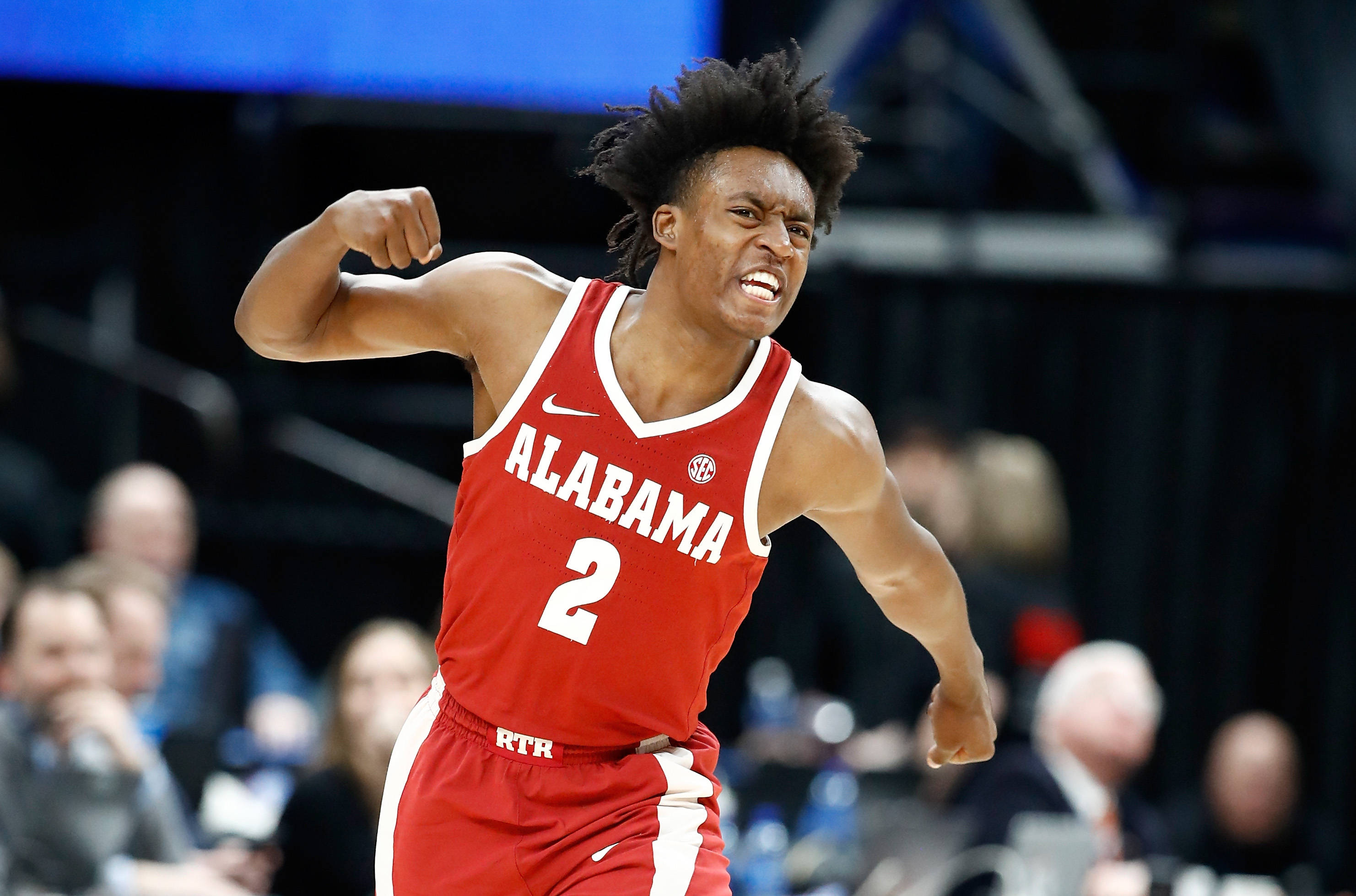 NBA奪冠賽季科林·塞克森 壁紙 — 一名身穿紅色阿拉巴馬州2號球衣的籃球運動員在比賽中集中精神，繃緊肌肉。
