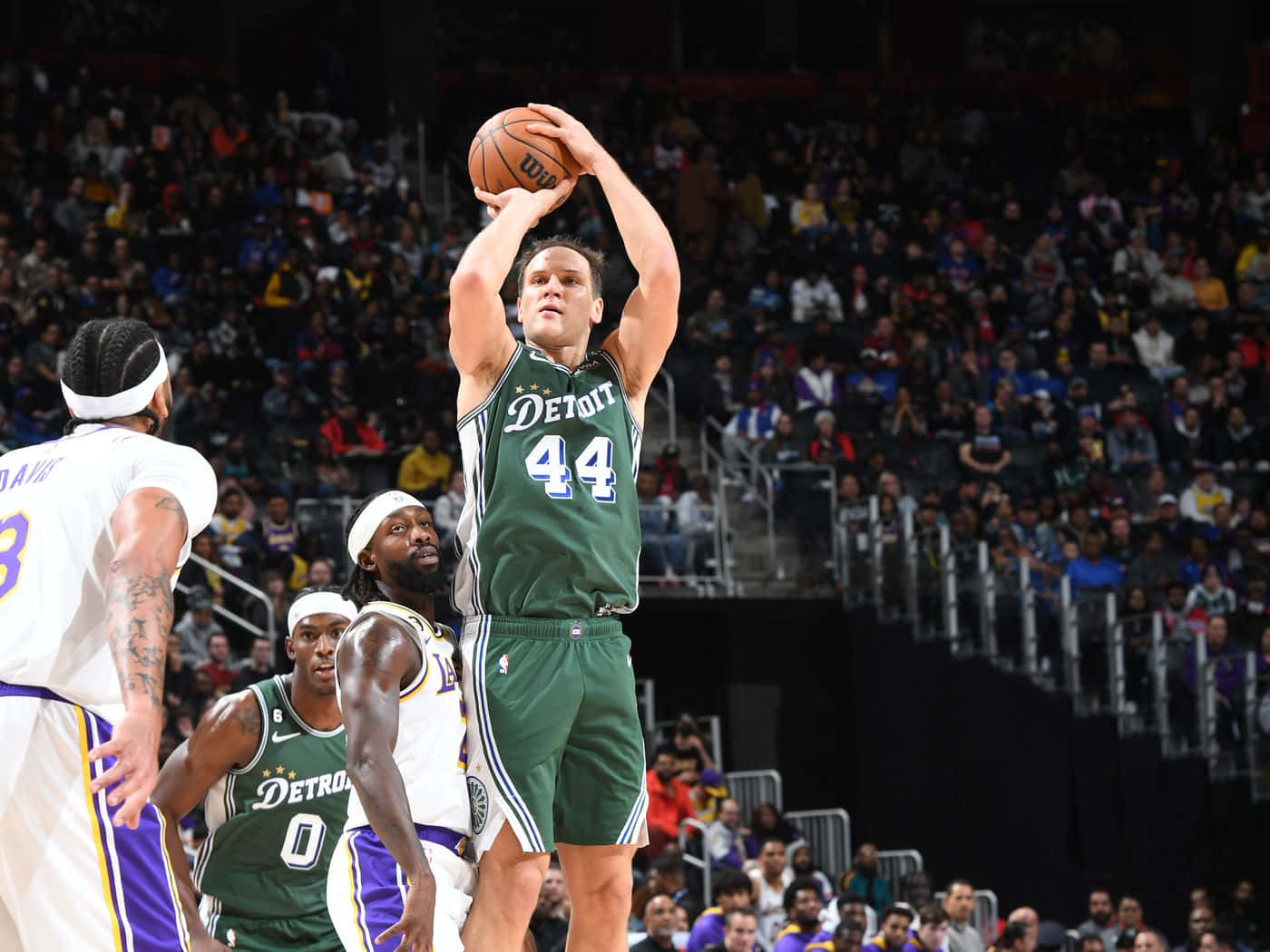 NBA底特律活塞隊博揚·博格達諾維奇後仰跳投 壁紙 — 底特律活塞隊球員身穿綠色44號球衣，在擠滿觀眾的室內比賽中專注地投籃。