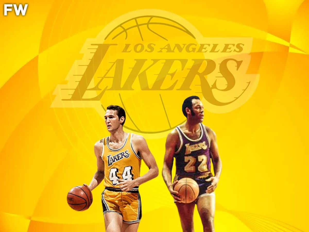 NBA最強雙人組艾爾金·貝勒 壁紙 — 兩位身穿復古球衣的傳奇洛杉磯湖人籃球運動員，在鮮黃色背景和球隊標誌前蓄勢待發。