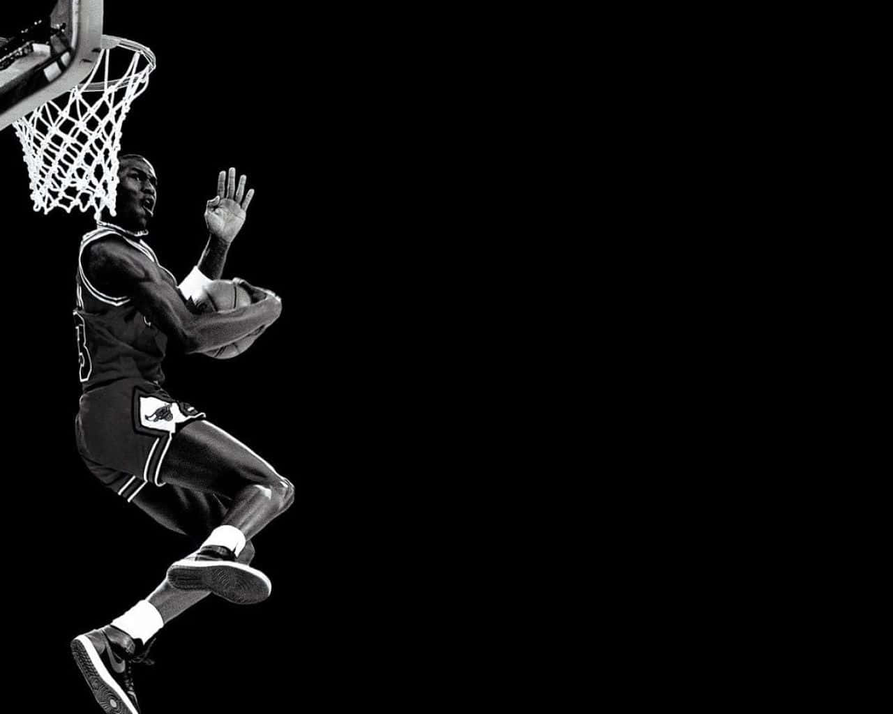 NBA最頂尖球隊的明星球員 壁紙 — 籃球運動員在半空中入樽，背景為純黑色，高對比度的黑白照片。