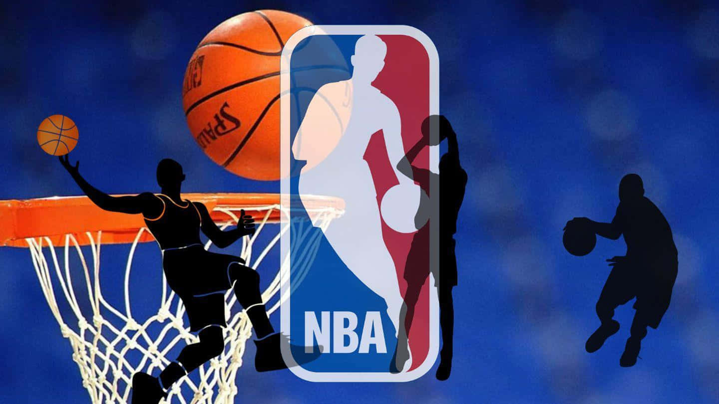 NBA標誌，籃球運動員以剪影形式在藍色背景上動作。