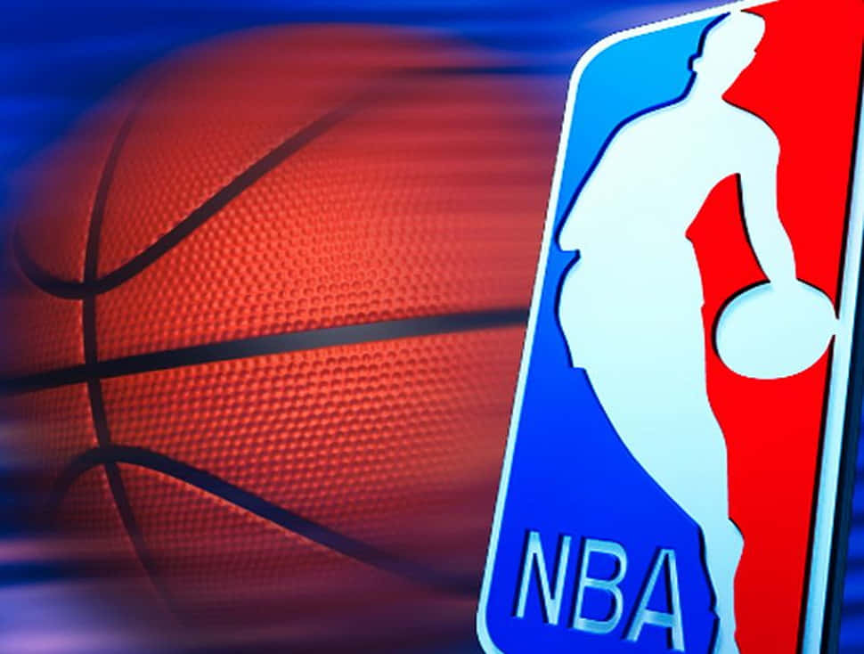 NBA標誌與飛行籃球 壁紙 — 一個動態的NBA標誌，白色籃球運動員剪影襯以紅藍背景，旁邊是一個帶有動態模糊紋理的橙色籃球。