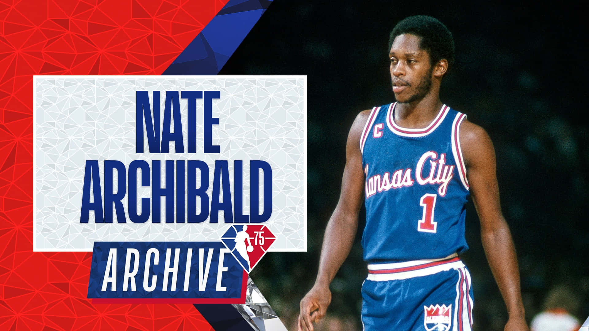 NBA檔案海報——奈特·阿奇巴爾德 壁紙 — Nate Archibald 身穿藍色堪薩斯城帝王隊一號球衣，自信地站在帶有文字疊加的圖形紅藍背景前。