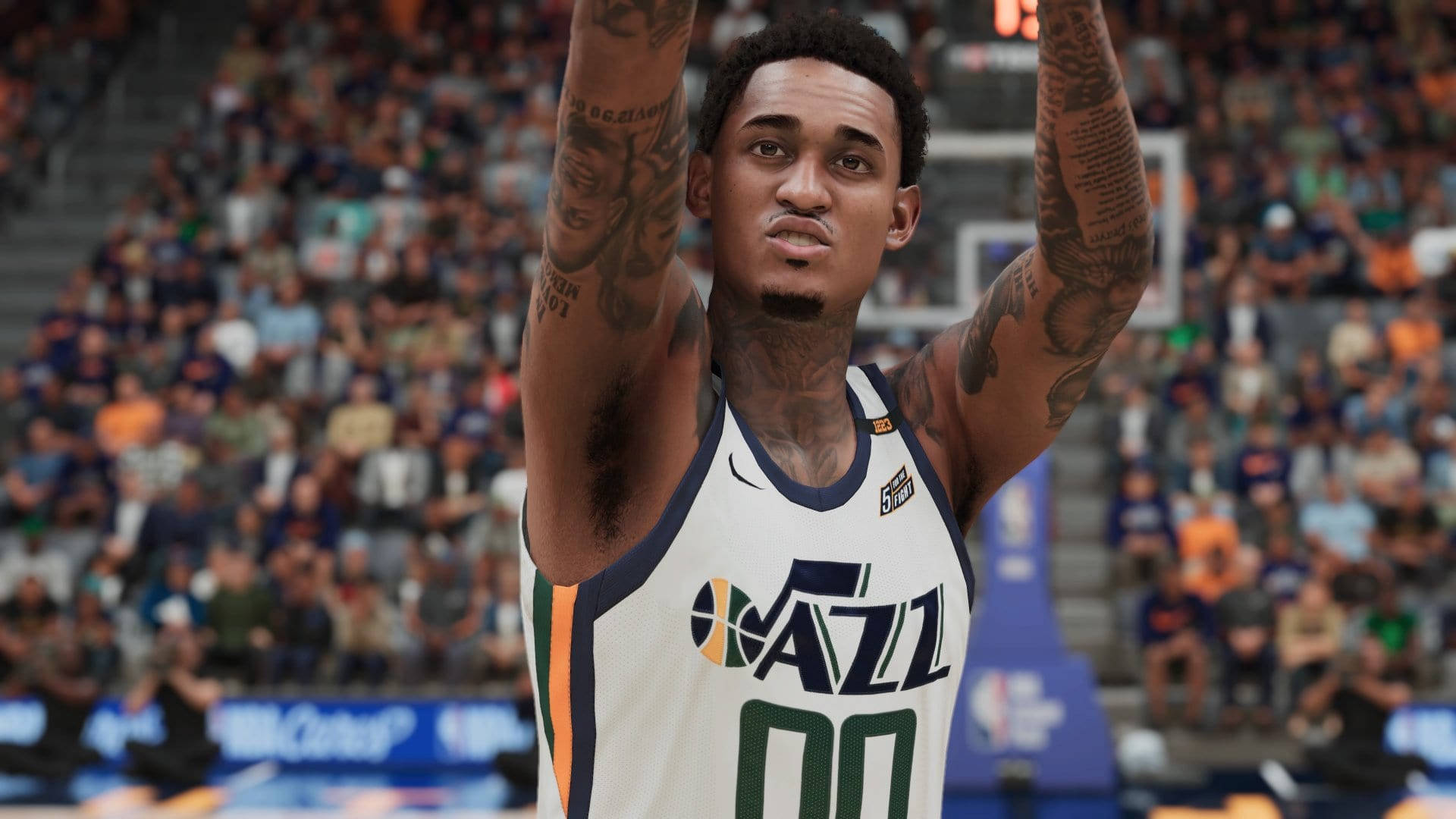 NBA比賽3D約翰·克拉克森 壁紙 — 一名身穿爵士隊球衣的籃球運動員在座無虛席的球場比賽中，高舉帶有紋身的手臂慶祝勝利。