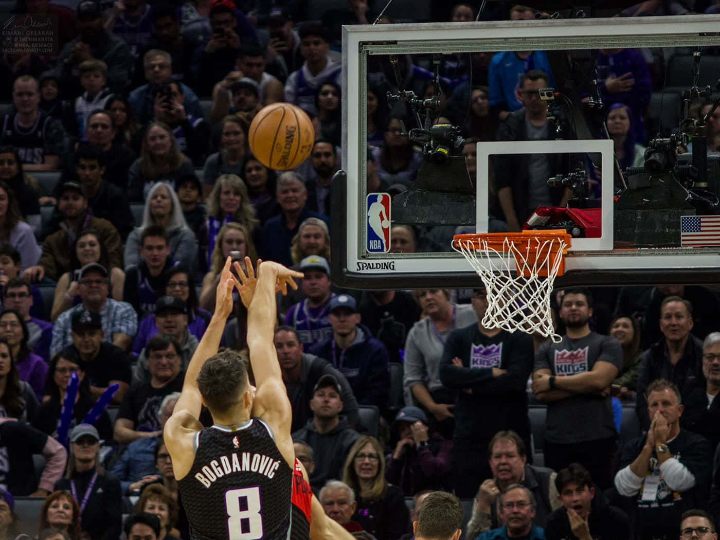 NBA灌籃驚魂博格丹·博格丹諾維奇 壁紙 — 一名身穿黑色8號球衣的籃球運動員跳起投籃，球劃出一道弧線飛向籃框，觀眾專注地觀看。