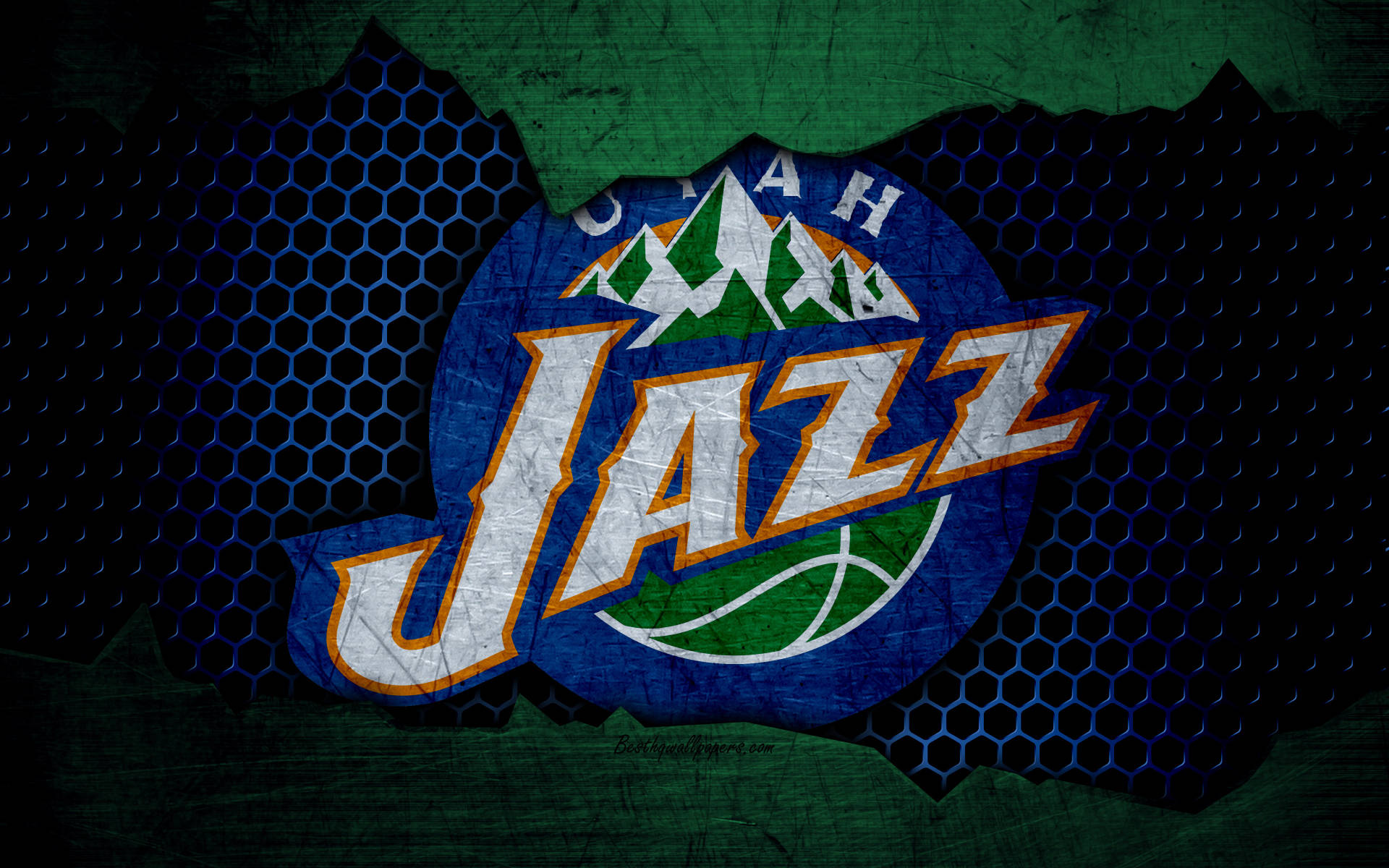 NBA猶他爵士隊標誌粉絲藝術 壁紙 — 一個磨損的猶他爵士隊標誌從六角形網格中剝落，背景為深綠色紋理。