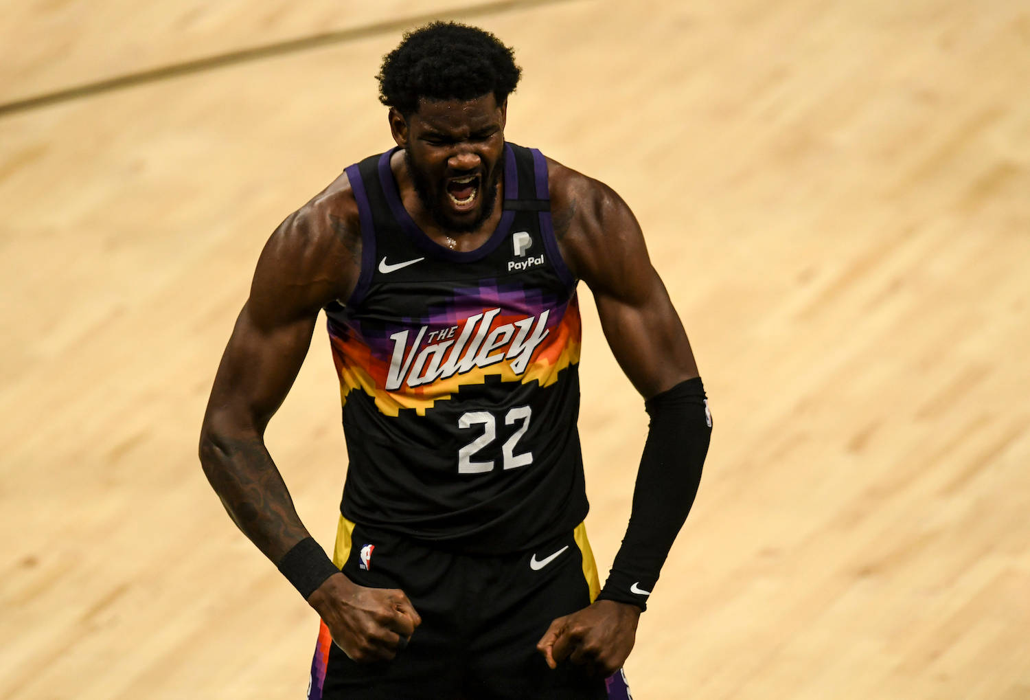 身穿Suns球衣的籃球運動員在球場上咆哮