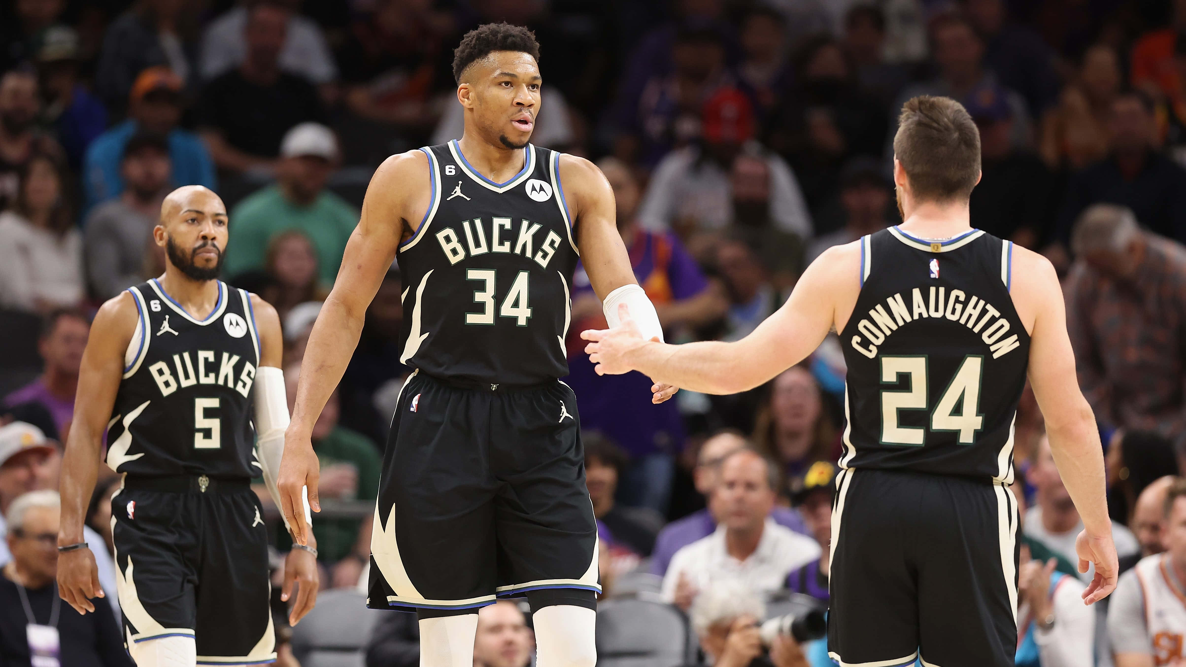 NBA球員們站在球場上 壁紙