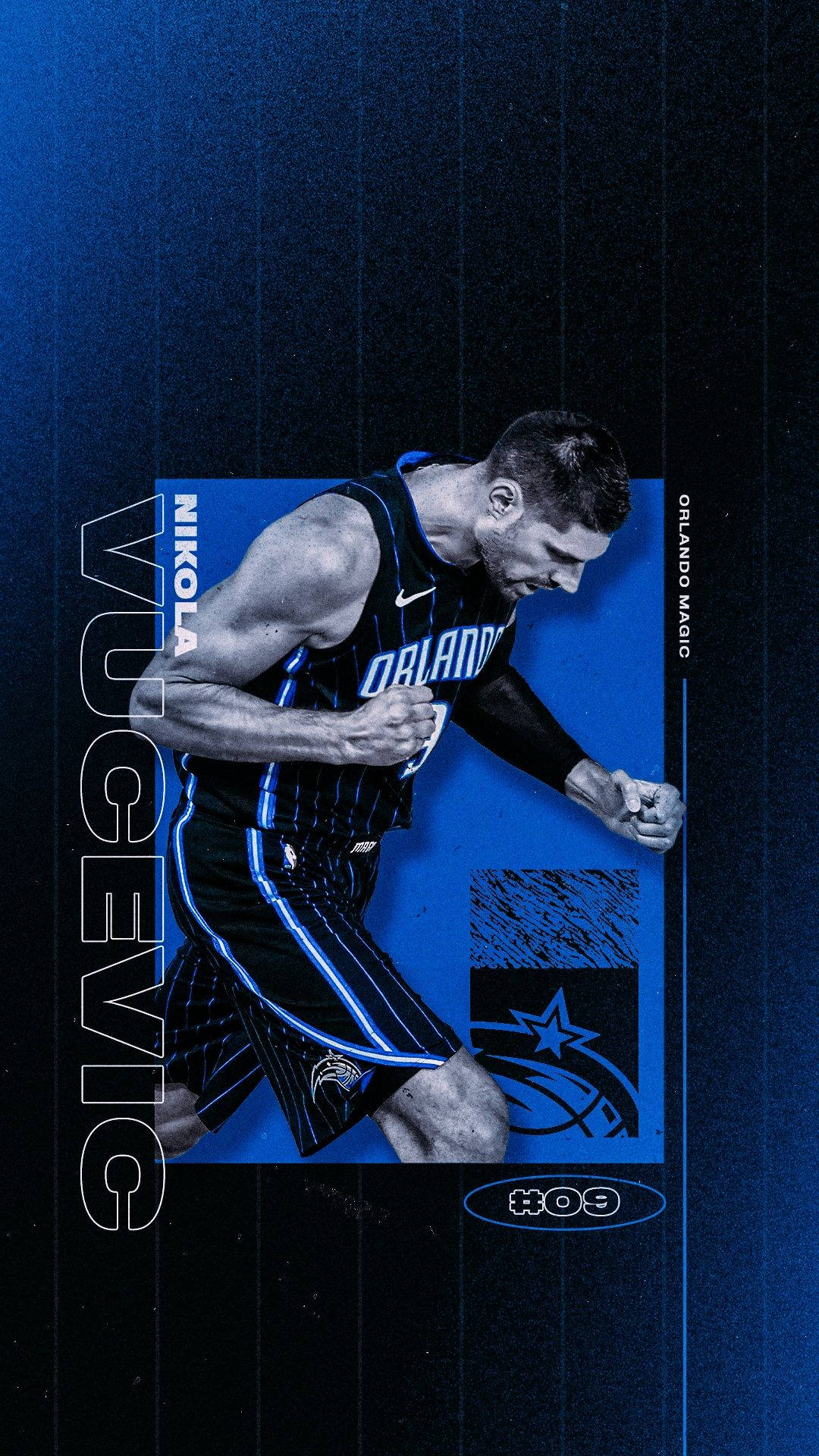 NBA球員奧蘭多魔術隊尼古拉·武切維奇圖像藝術 壁紙 — 身穿奧蘭多魔術隊球衣的尼古拉·武切維奇，在帶有球隊品牌標誌的紋理藍色背景上捕捉到邁步的瞬間。