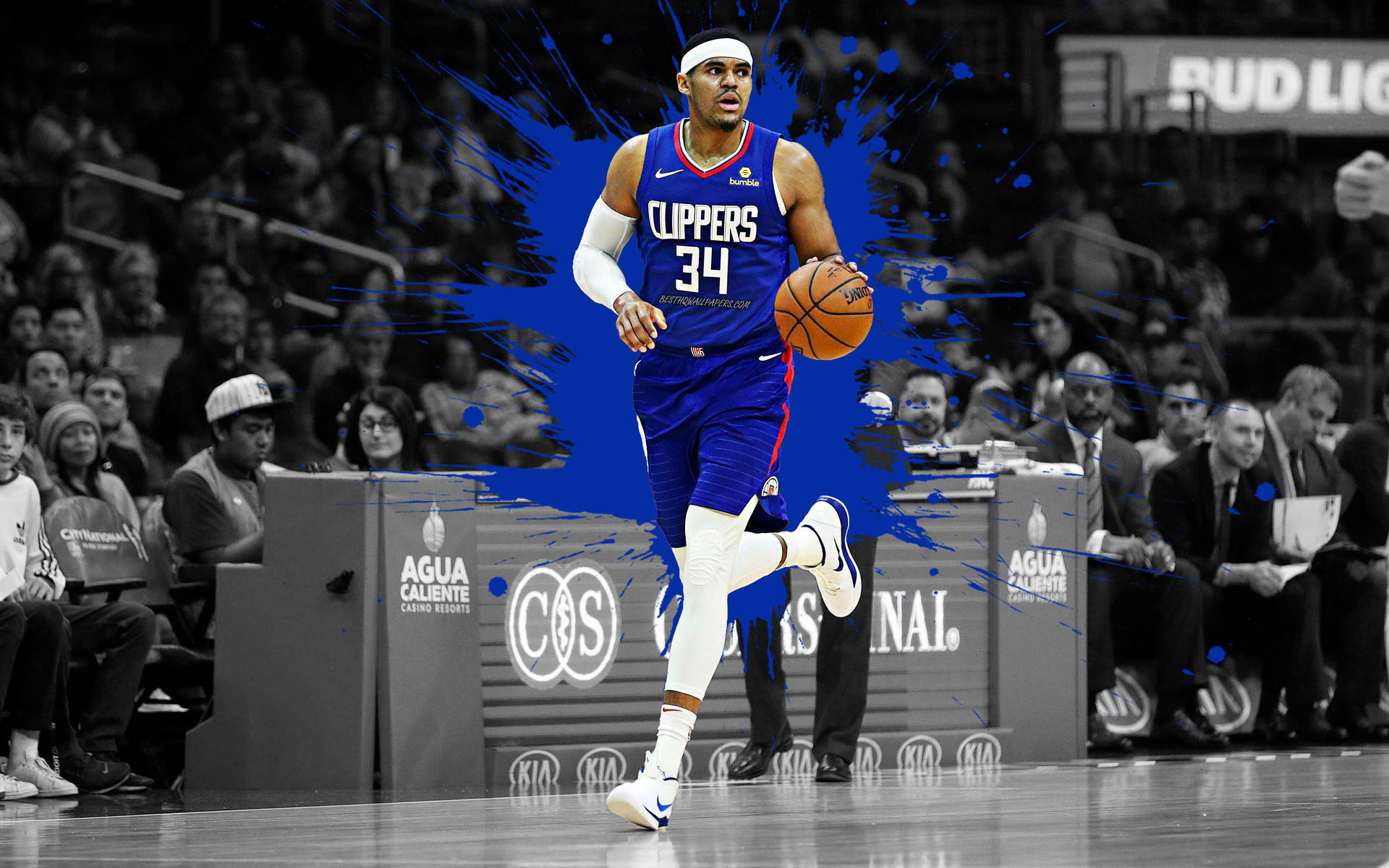 NBA球員快艇隊托拜厄斯·哈里斯在球場上 壁紙 — 一名身穿藍色快艇隊球衣的籃球運動員，在黑白球場背景下，帶着動態藍色油漆飛濺效果運球。