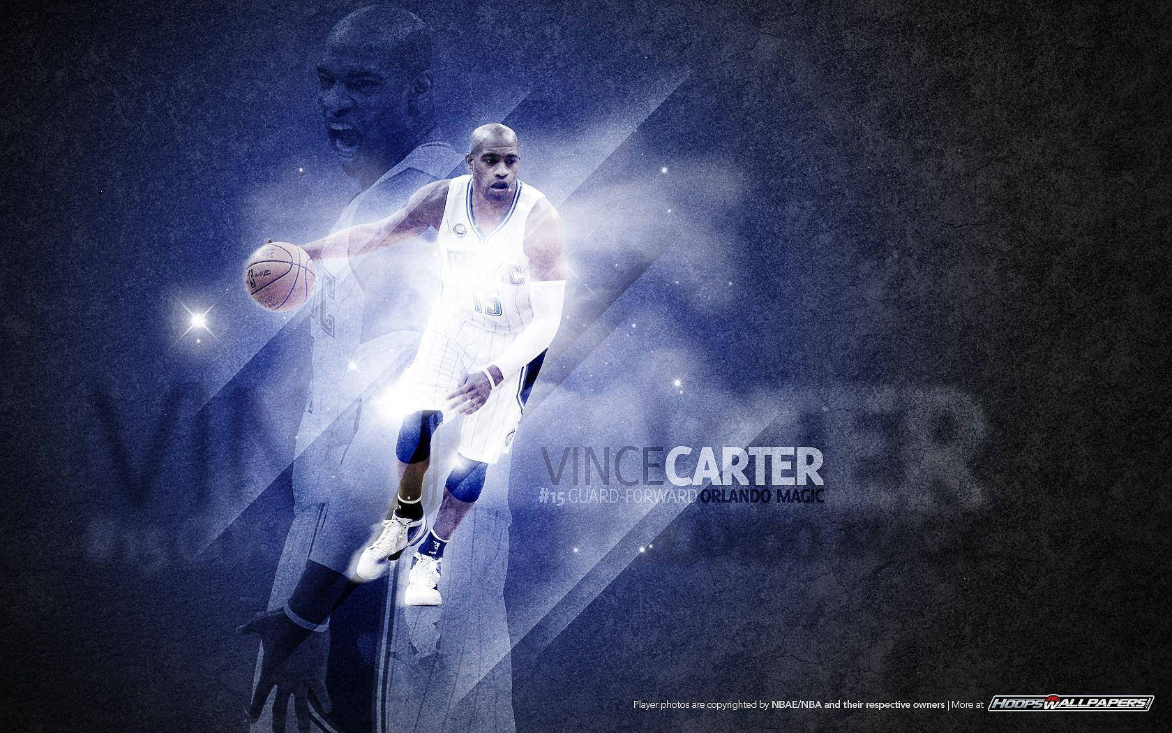 NBA球員文斯·卡特 壁紙 — 雲斯·卡達身穿白色奧蘭多魔術隊球衣，在深藍色星空背景上動態跳躍，帶有發光效果。