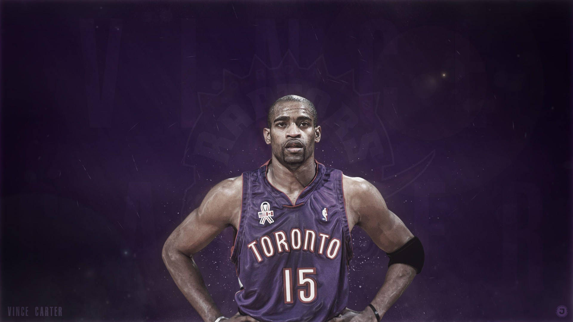 職業籃球運動員 Vince Carter 身穿多倫多速龍隊球衣，雙手叉腰擺姿勢。
